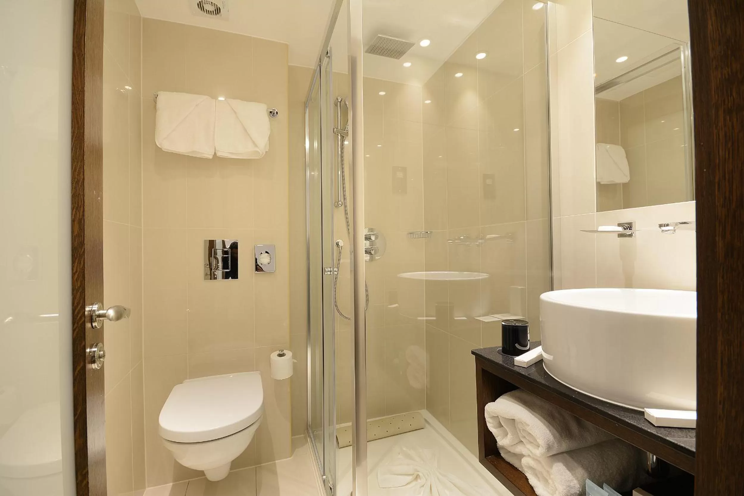 Bathroom in Park Grand Paddington Court