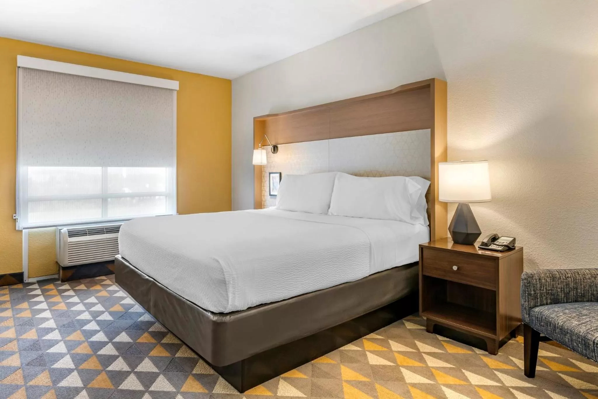 Photo of the whole room, Bed in Holiday Inn Louisville Airport South by IHG