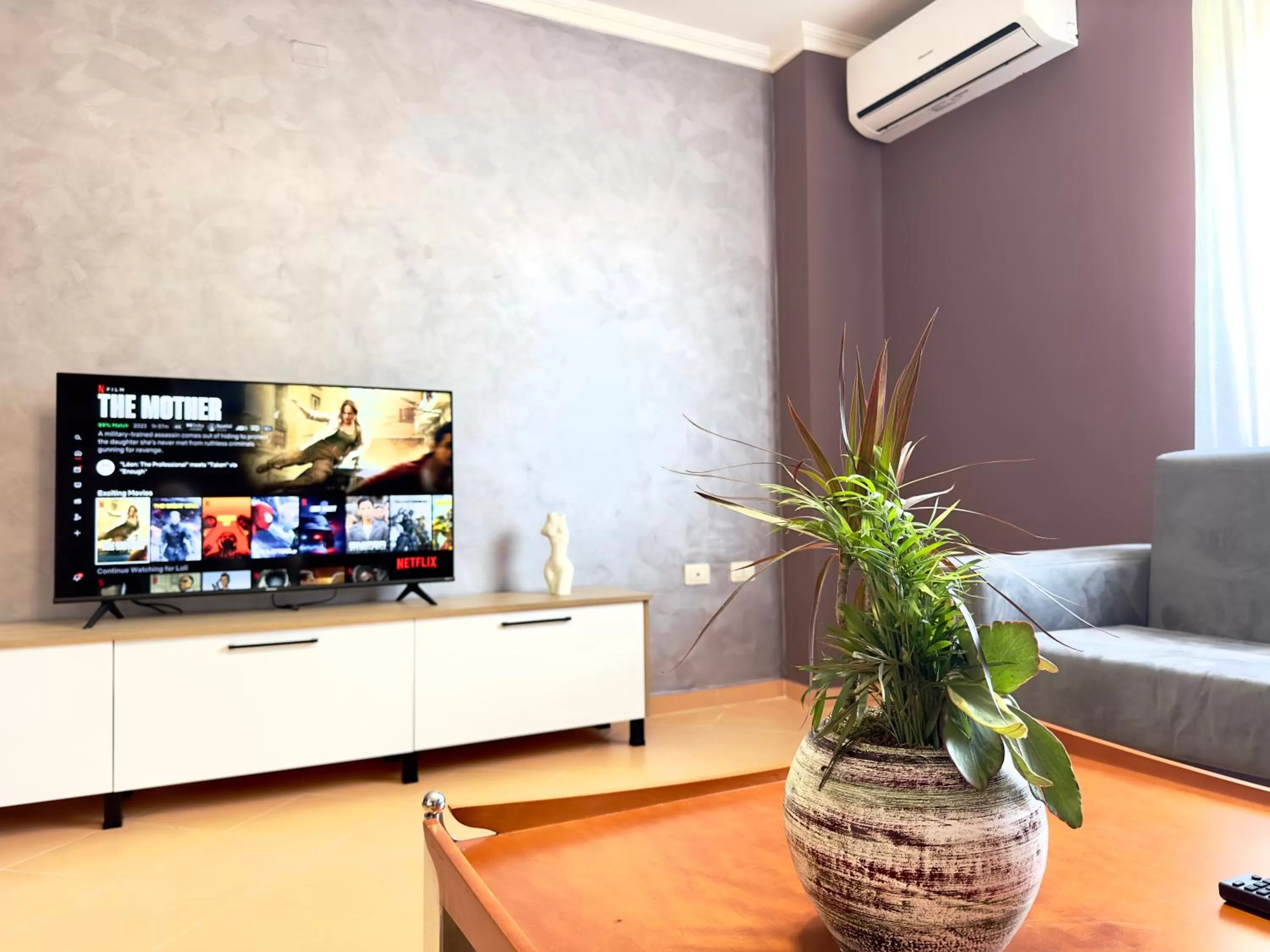 Communal lounge/ TV room, TV/Entertainment Center in FAMILY SUITE RESIDENCE