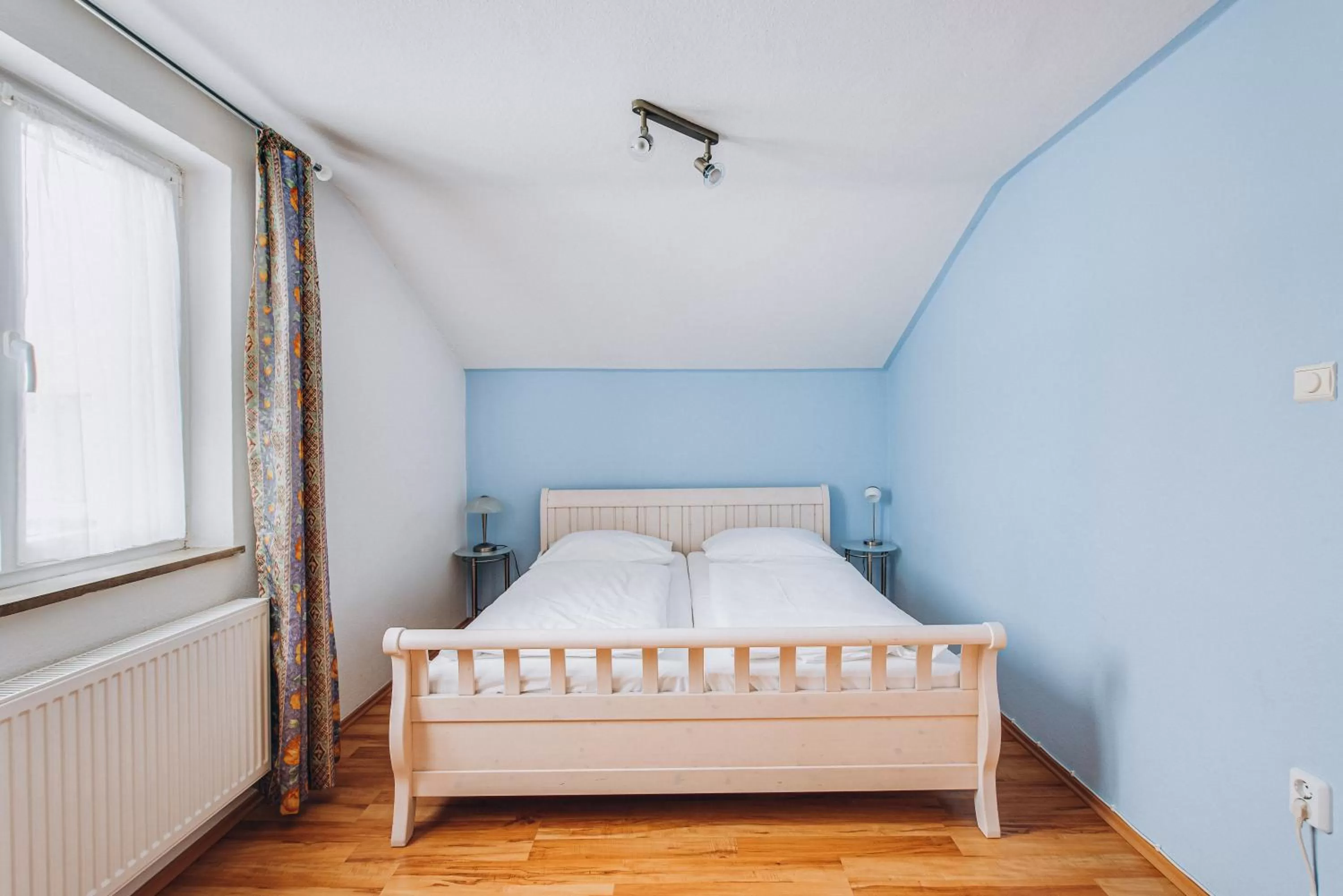 Bedroom, Bed in Weidegg - Hotel Garni