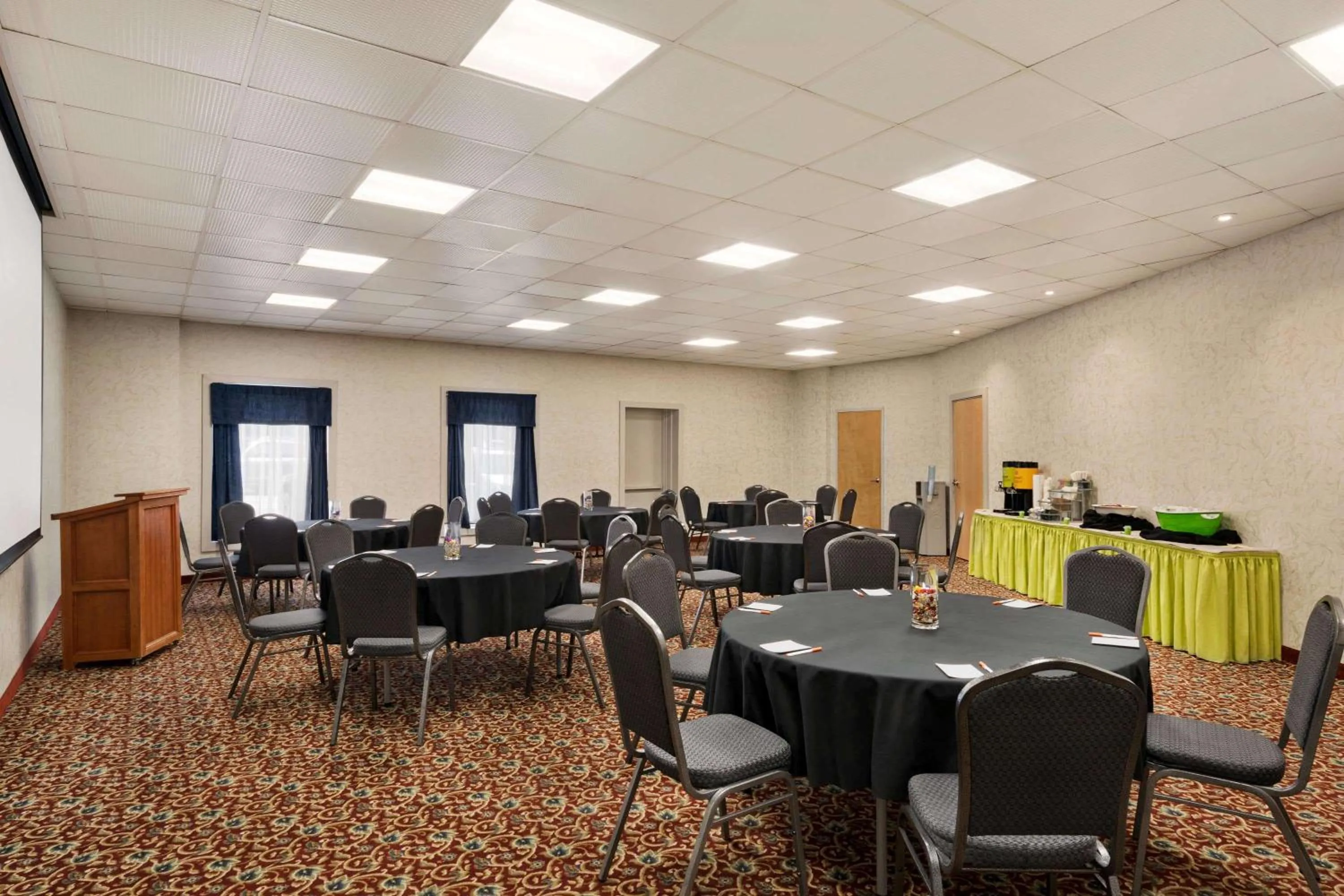 Banquet/Function facilities in Howard Johnson by Wyndham South Portland