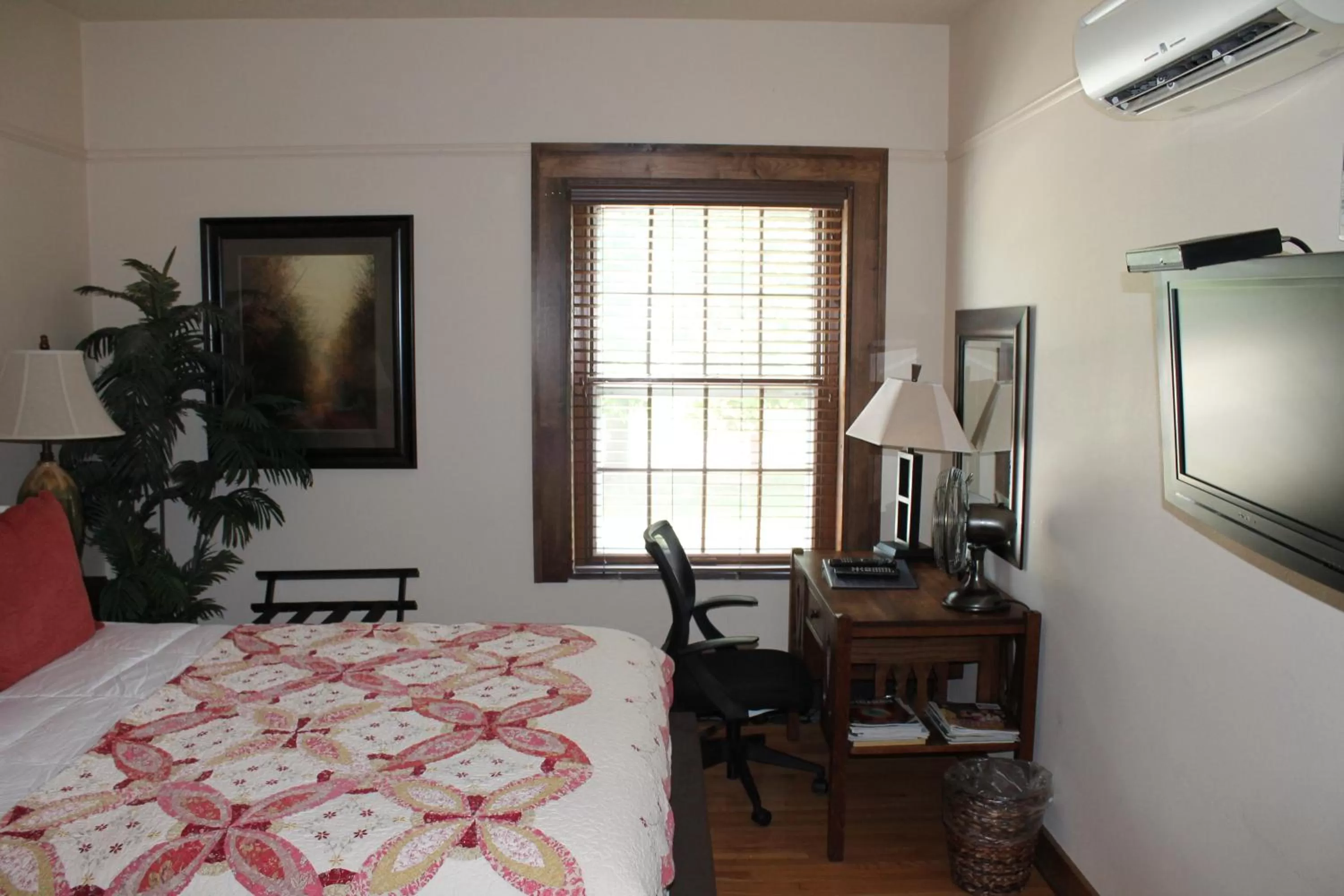 Bed in Iowa House Historic Inn