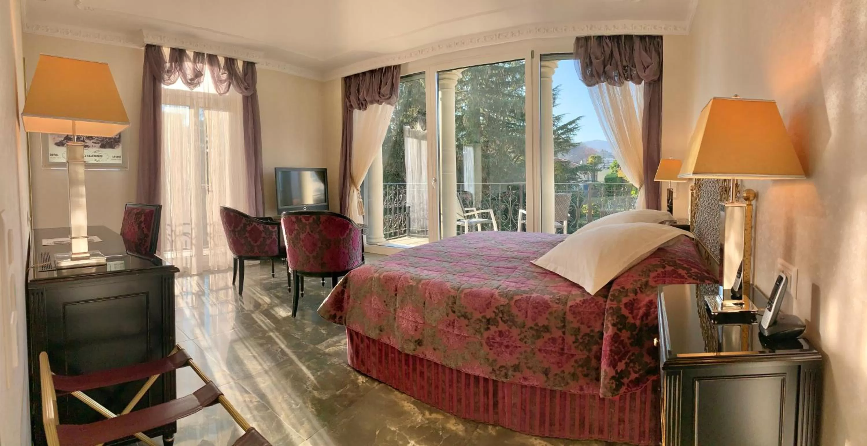 Bed in Continental Parkhotel