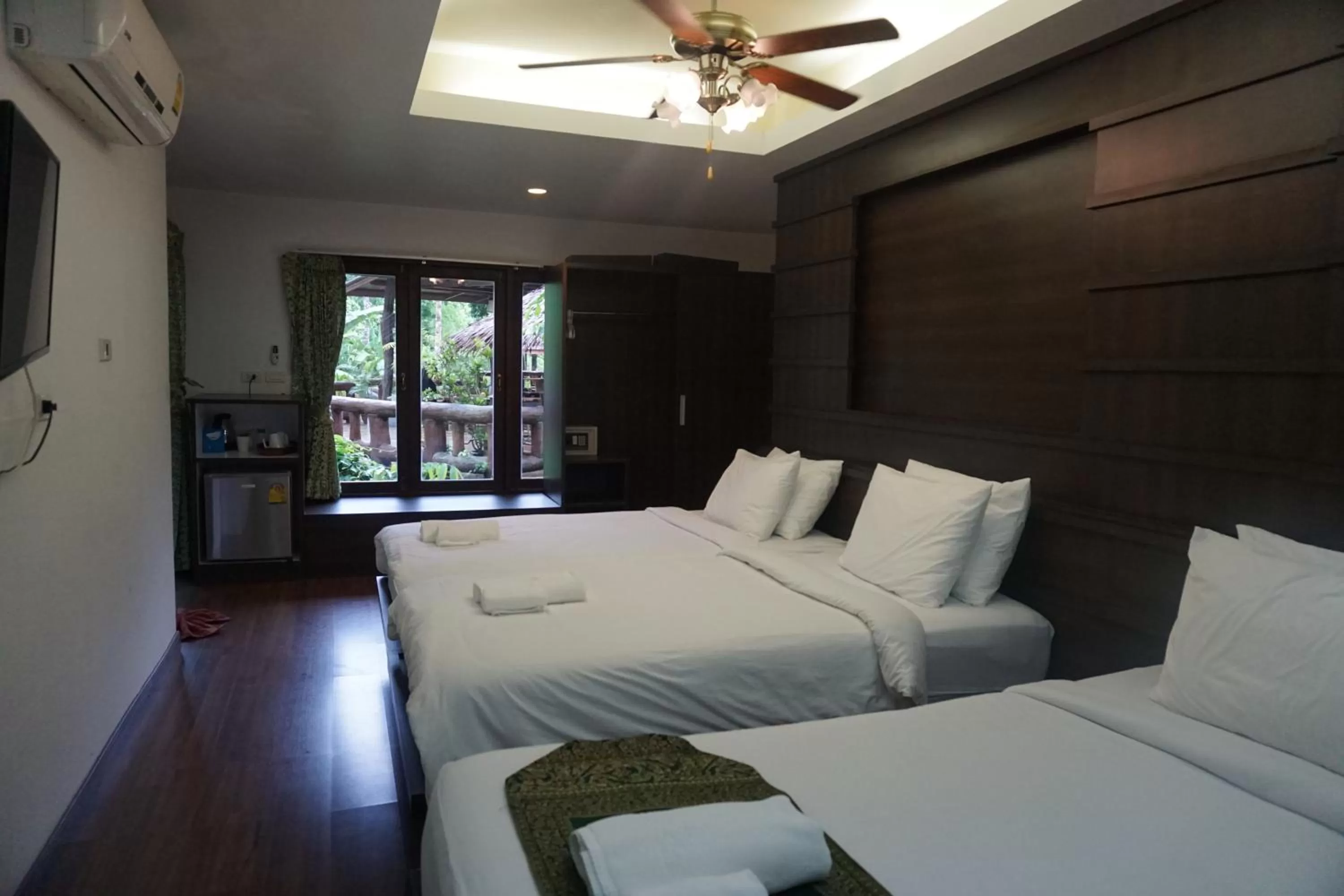Photo of the whole room, Bed in Rock and Tree House Resort