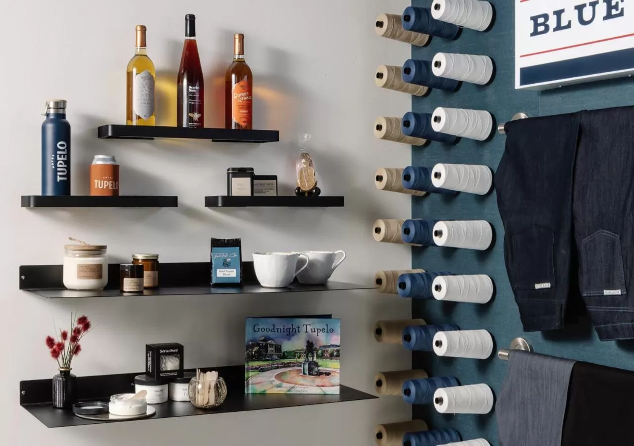 Lounge or bar in Hotel Tupelo, a Wyndham Hotel