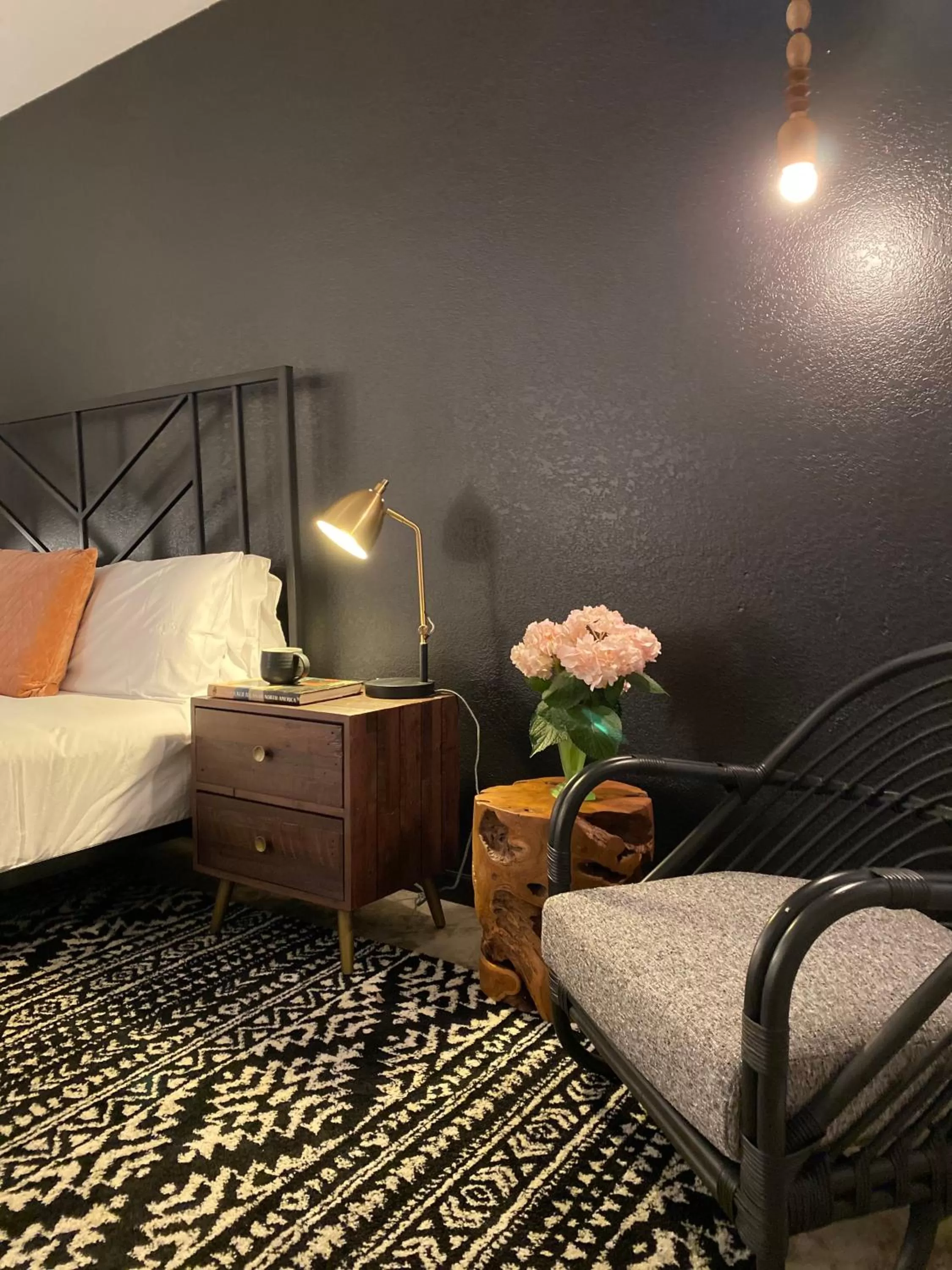 Bedroom, Bed in Wimberley Inn & bar