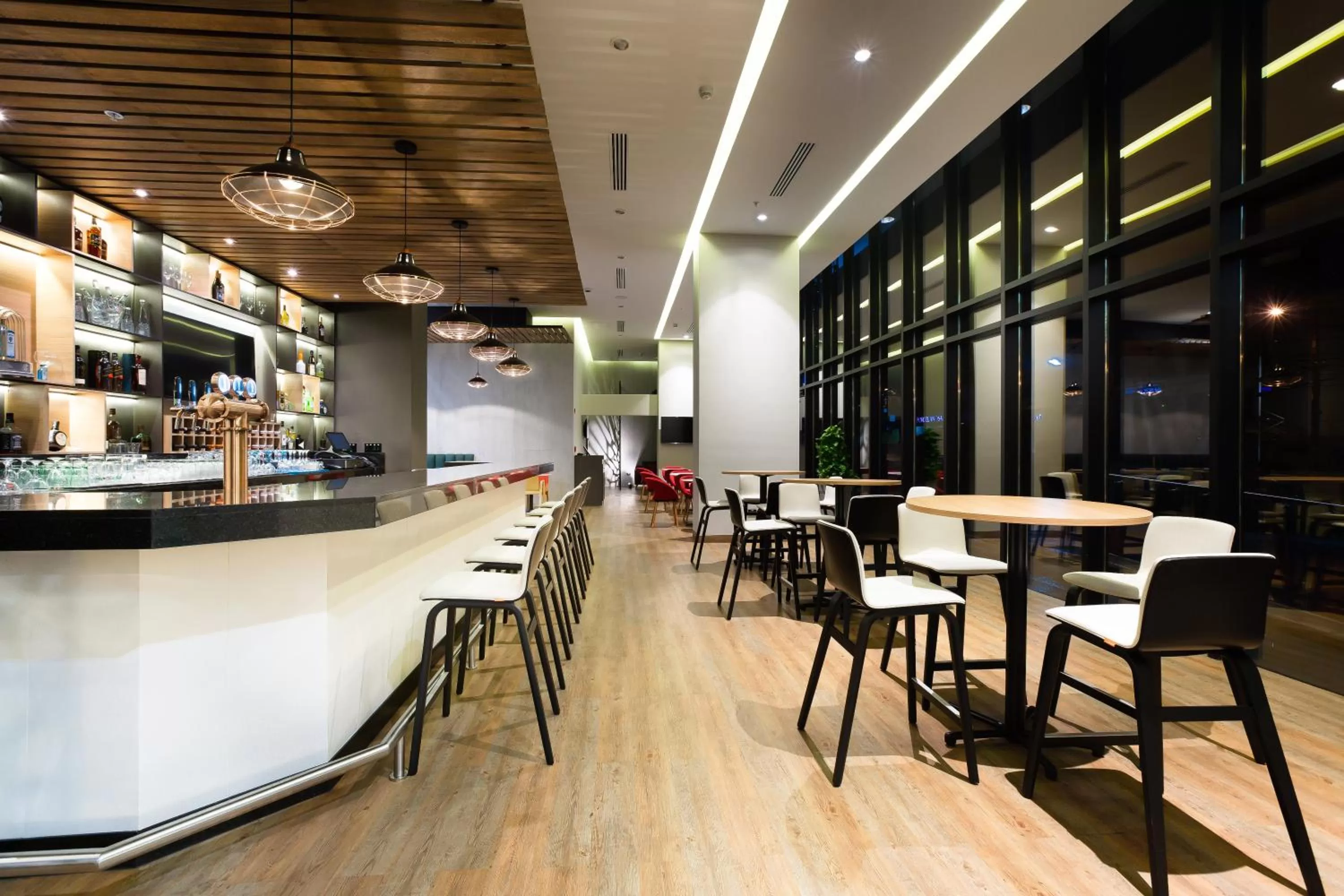 Lounge or bar in Holiday Inn Panama Distrito Financiero by IHG