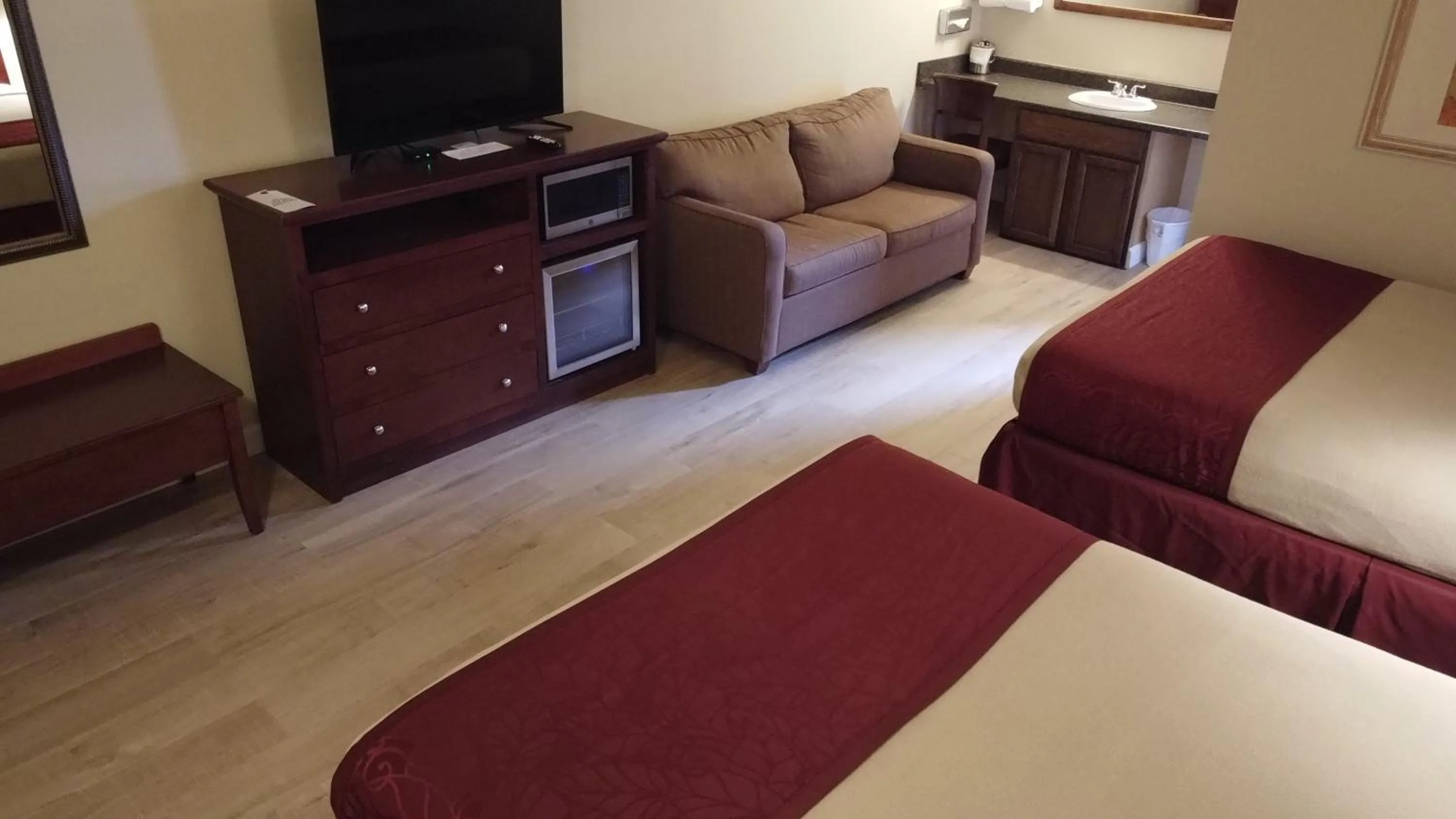 Living room in Homestead Motel