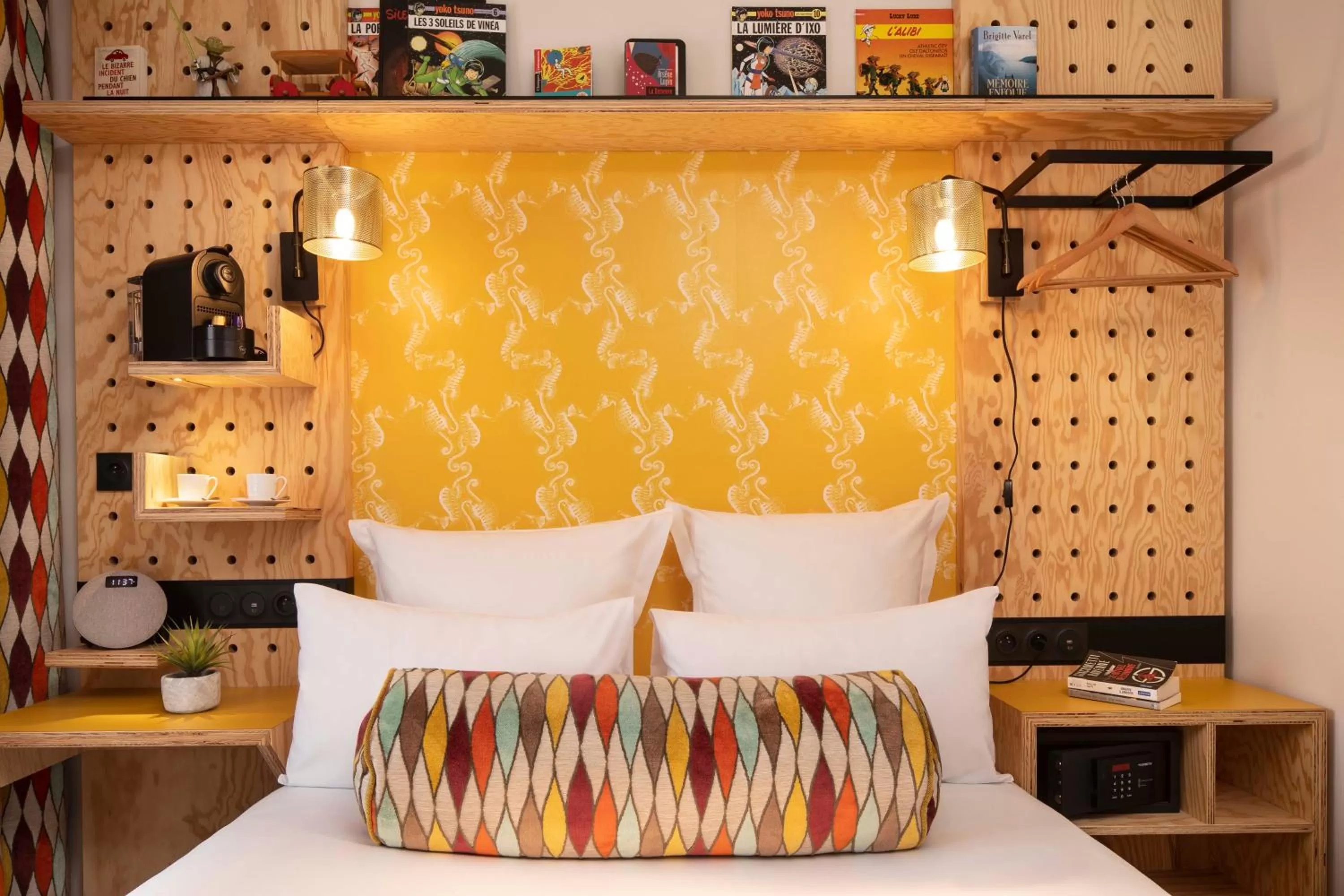 Bedroom, Bed in Hotel Locomo - Gare de Lyon Bastille