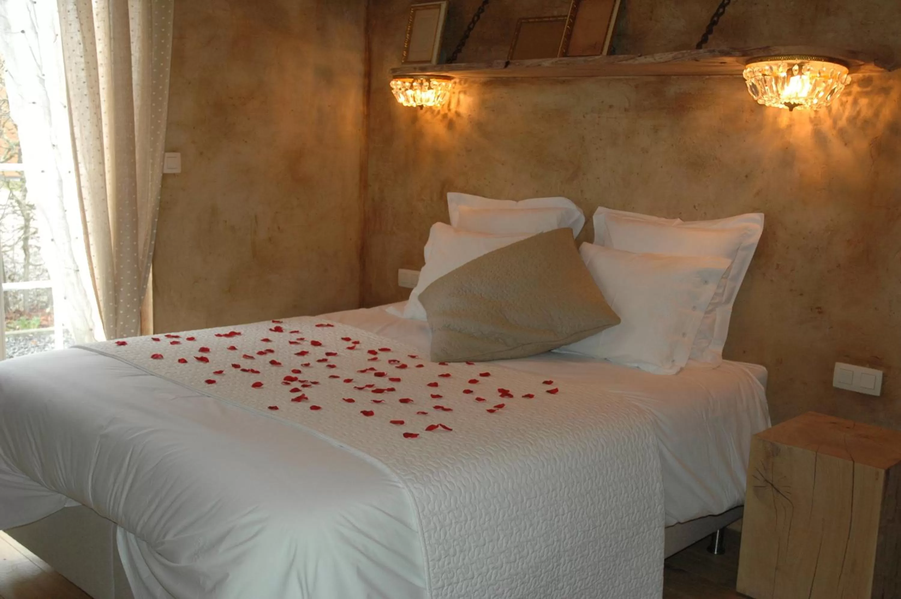 Decorative detail, Bed in Les Chambres du Vivier, chambres d'hôtes et gîte - à 100m -