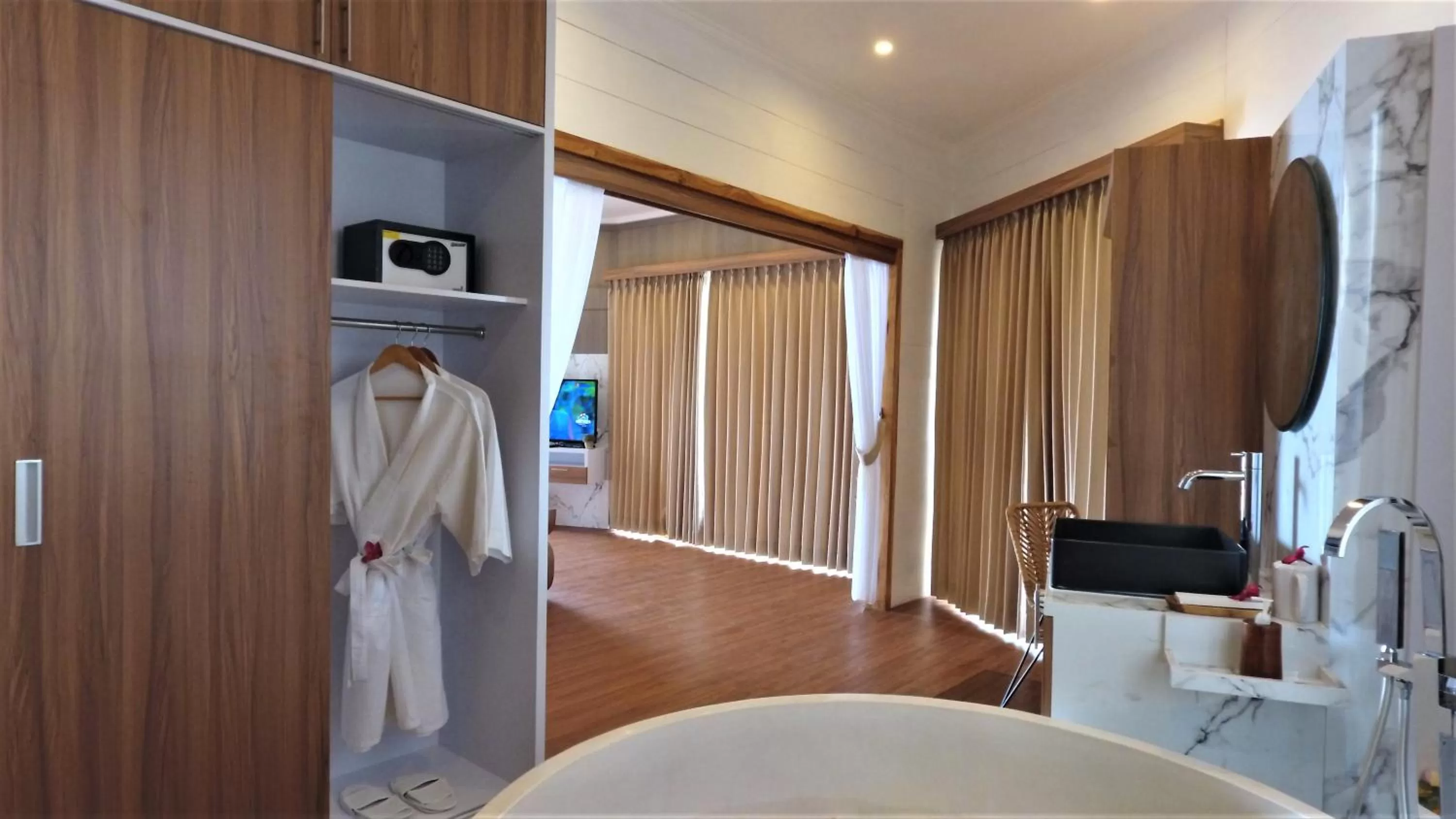 Communal lounge/ TV room in SUITE OCEAN BLUE