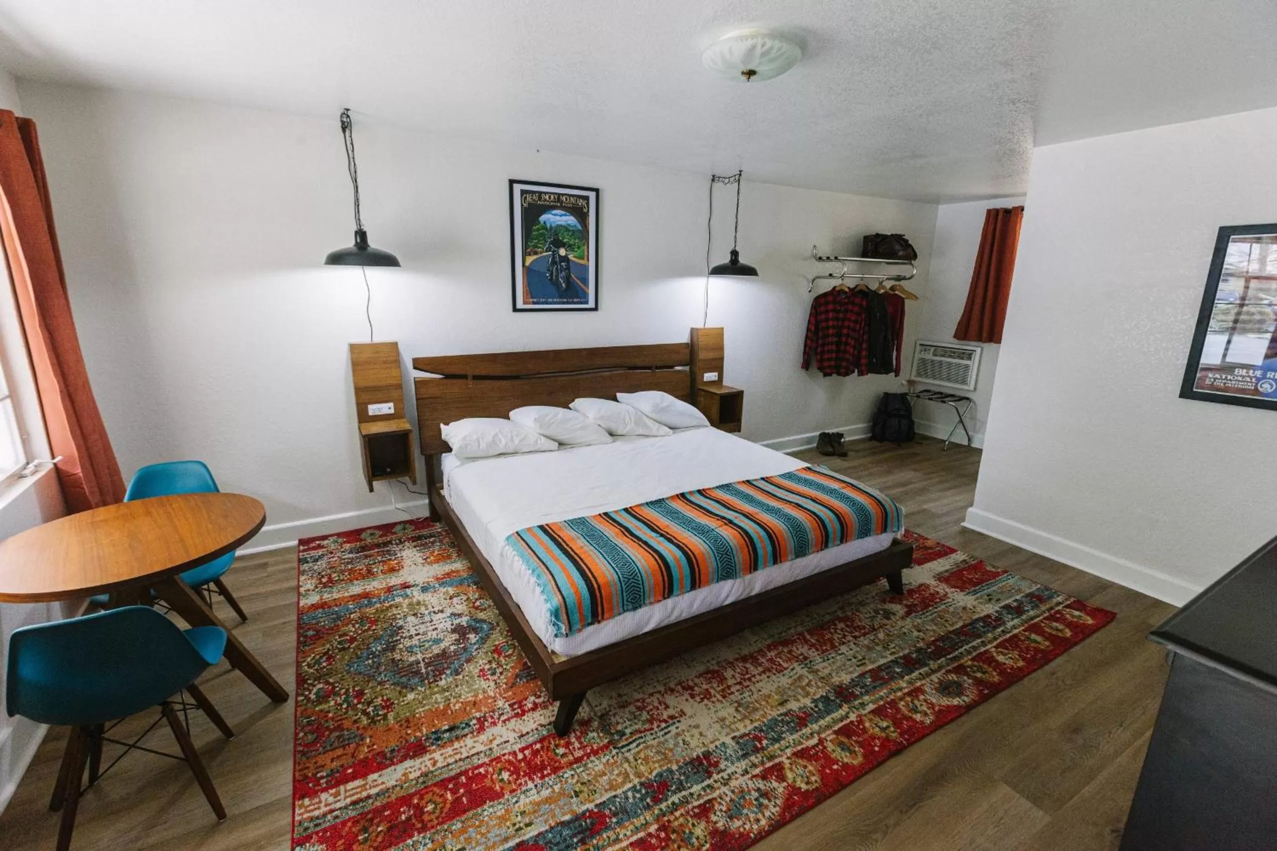 Photo of the whole room, Bed in Route 19 Inn