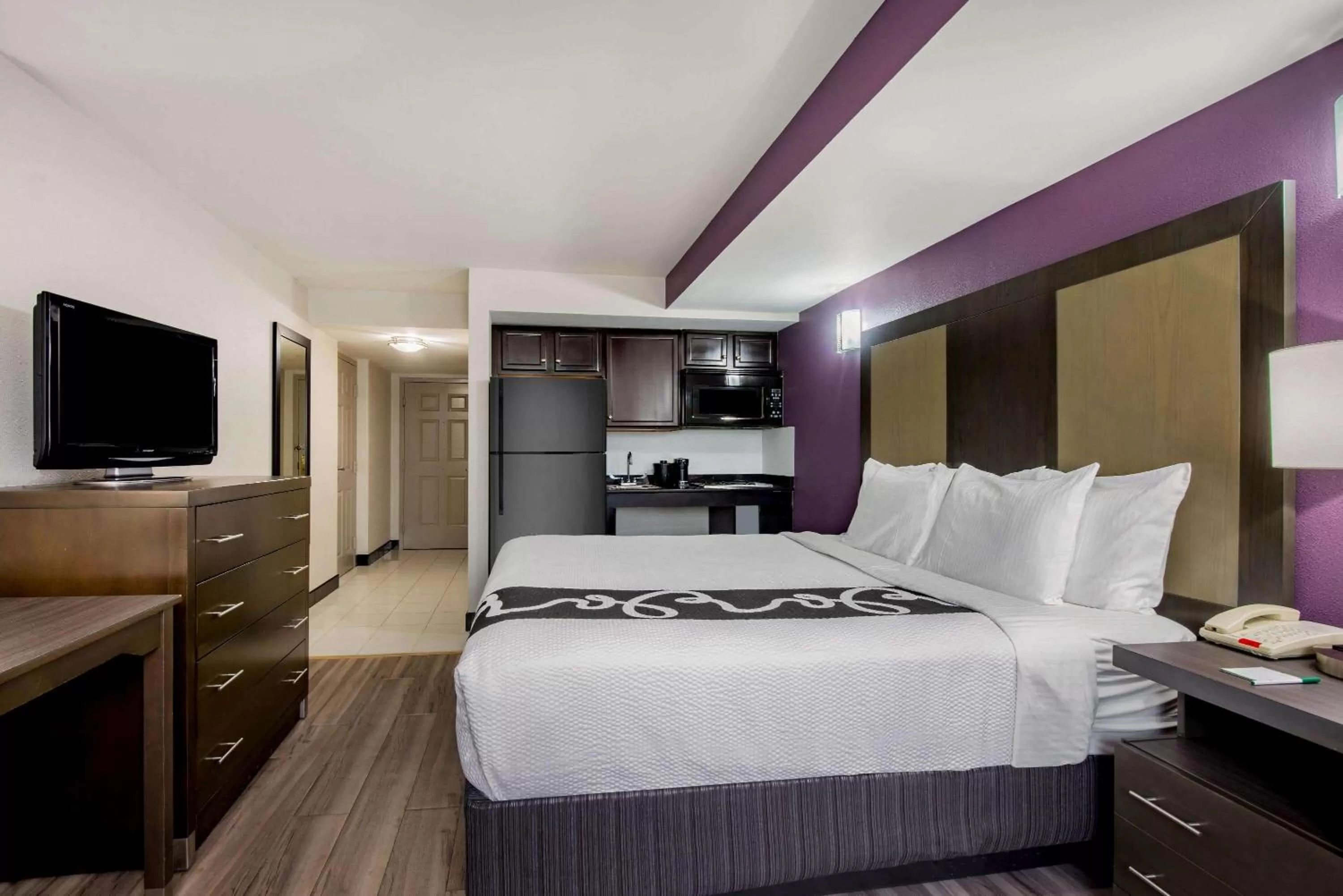 Photo of the whole room, Bed in La Quinta Inn by Wyndham West Long Branch NJ Shore Area