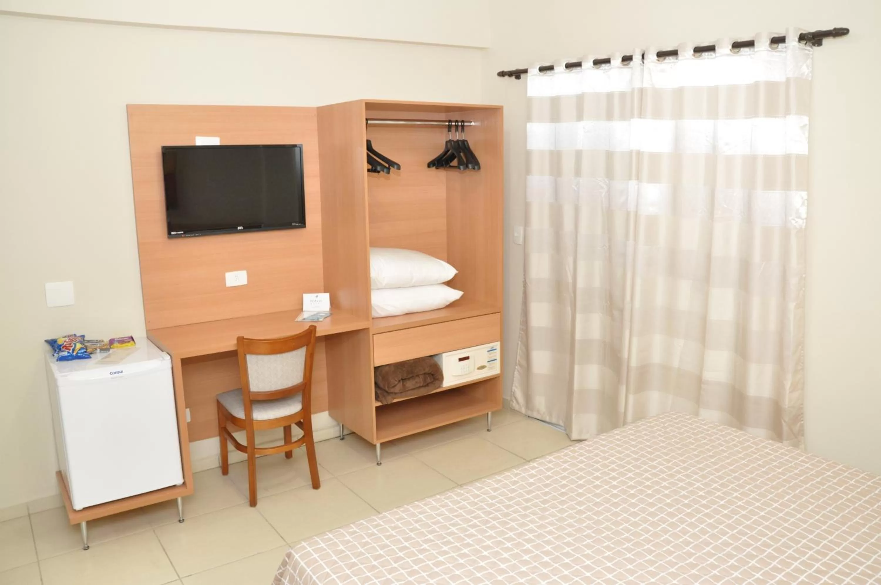 Bed, Bathroom in Lotus Hotel - à 6 km do Santuário de Aparecida-SP