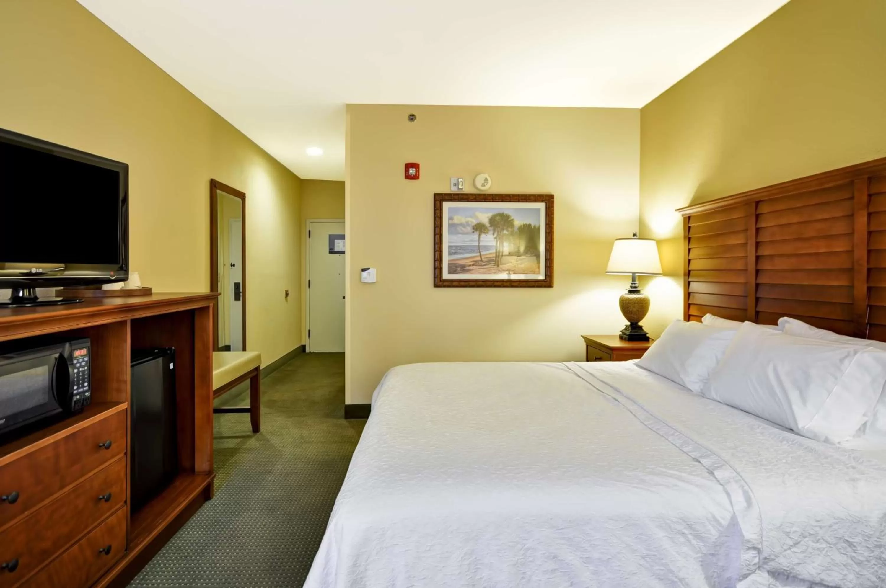 Bed in Hampton Inn & Suites Charleston/Mt. Pleasant-Isle Of Palms