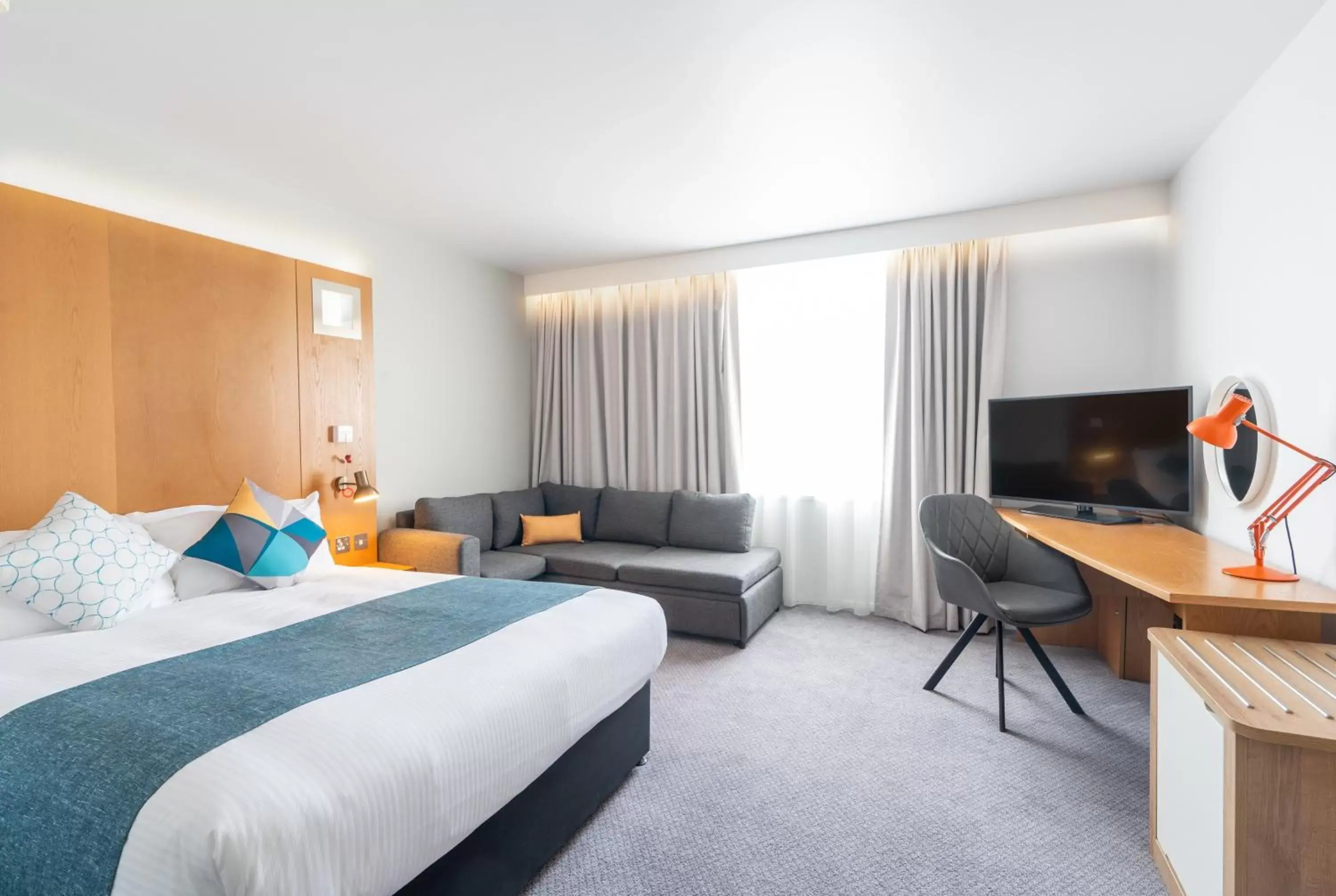 Double Room - Disability Access in Holiday Inn Bournemouth, an IHG Hotel Double Room - Disability Access in Holiday Inn Bournemouth, an IHG Hotel