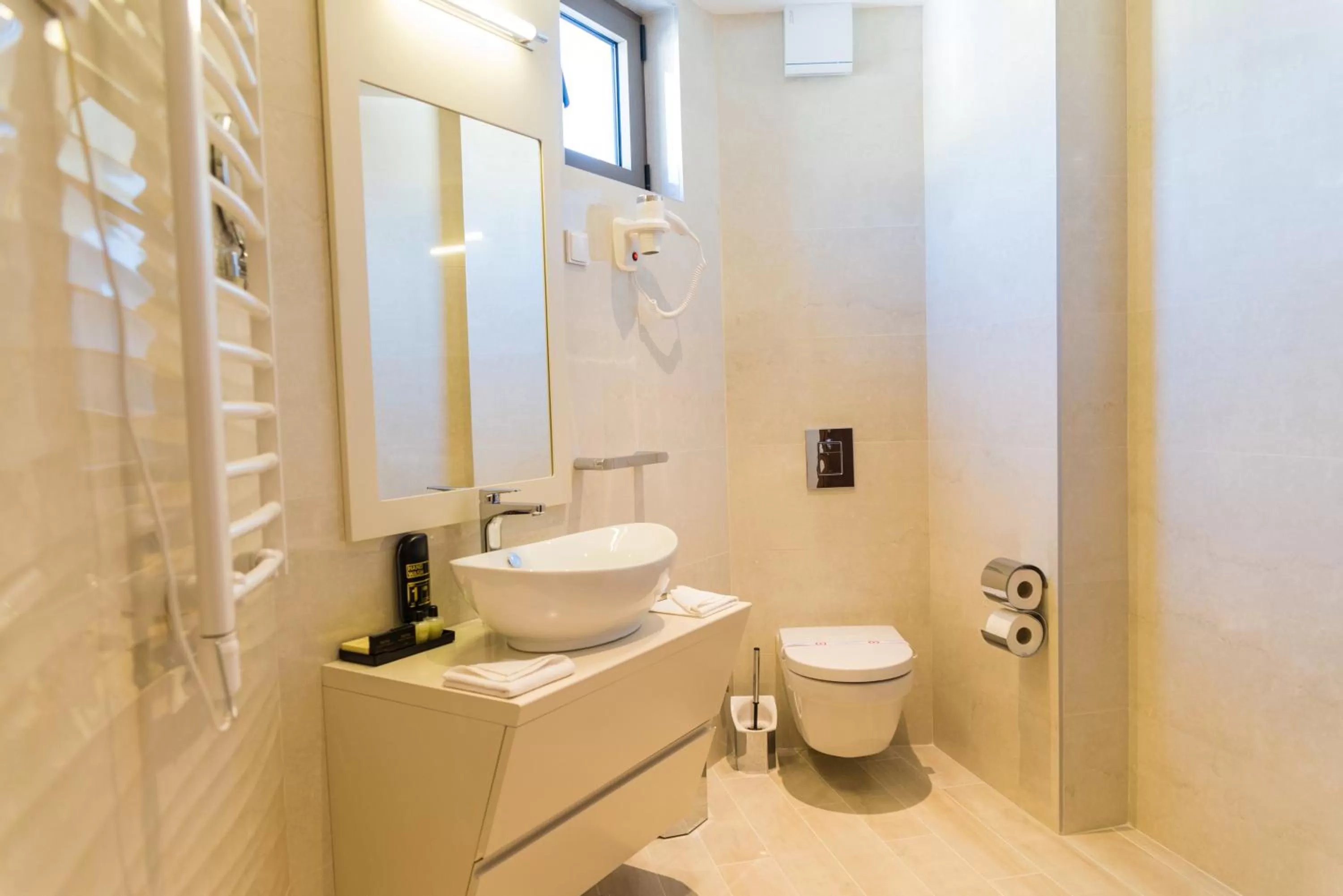 Bathroom in Hotel Kadmo by Aycon