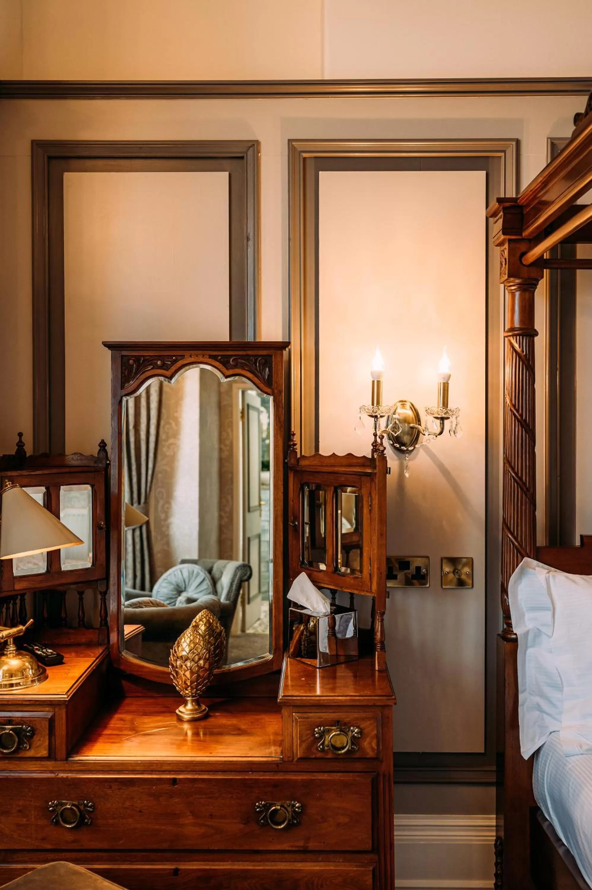 Bedroom, Bed in The Queens Hotel