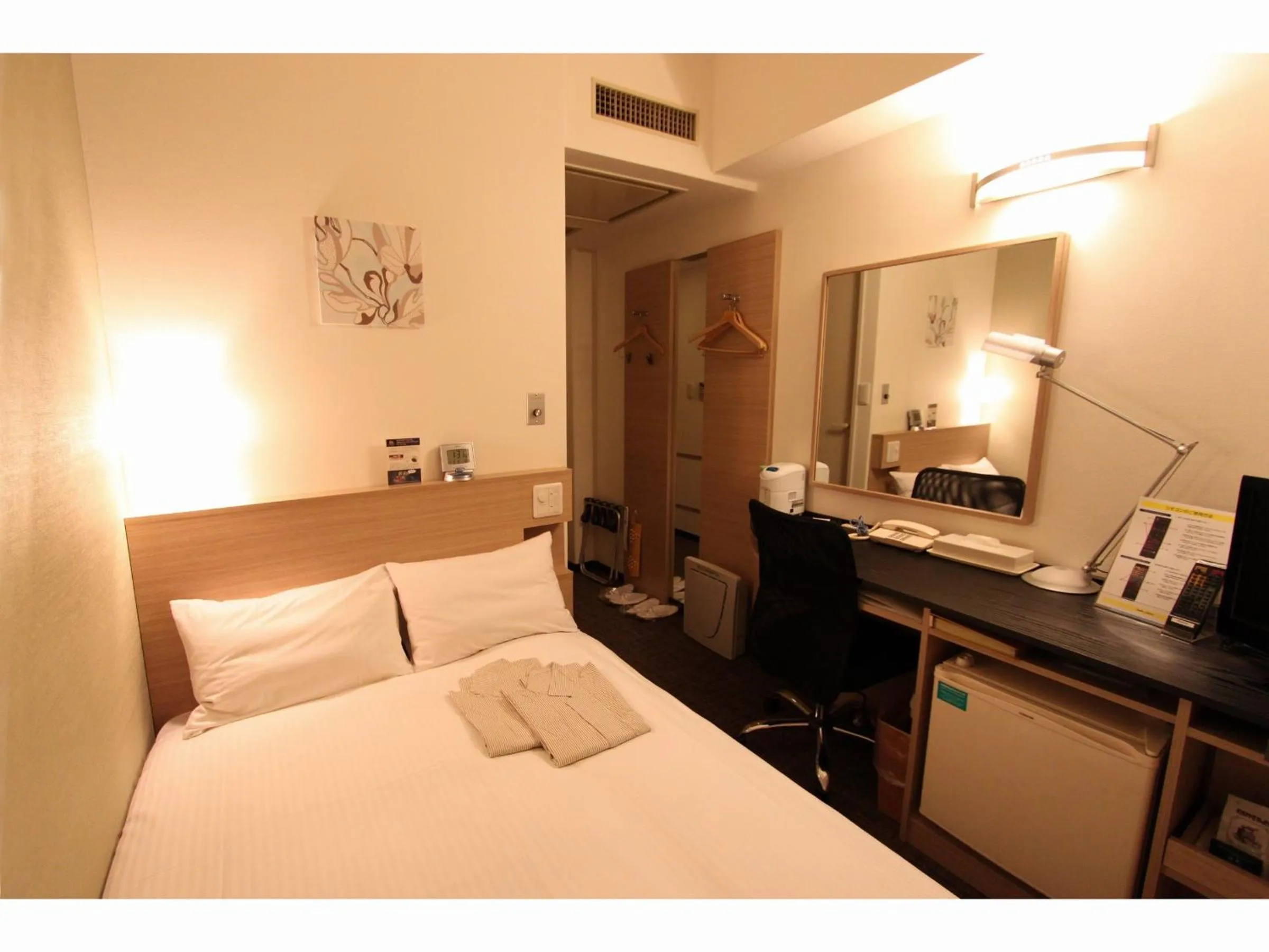 Photo of the whole room, Bed in Smile Hotel Tokyo Nihonbashi