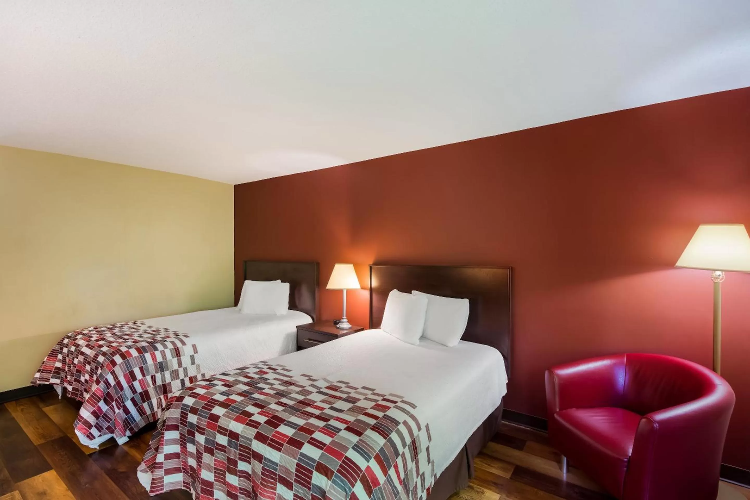 Bedroom, Bed in Red Roof Inn Hendersonville