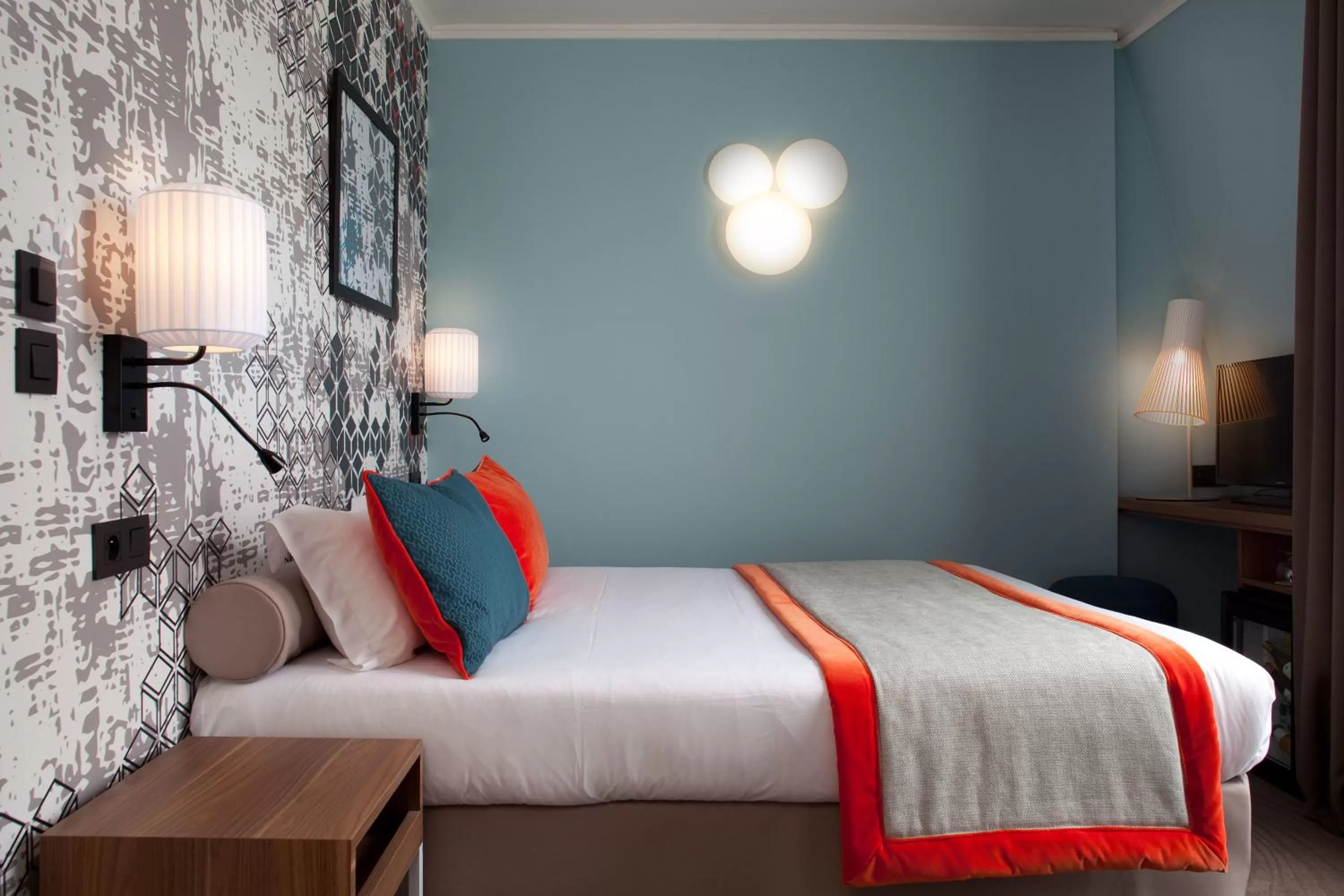 Bed in Hotel des Nations Saint Germain