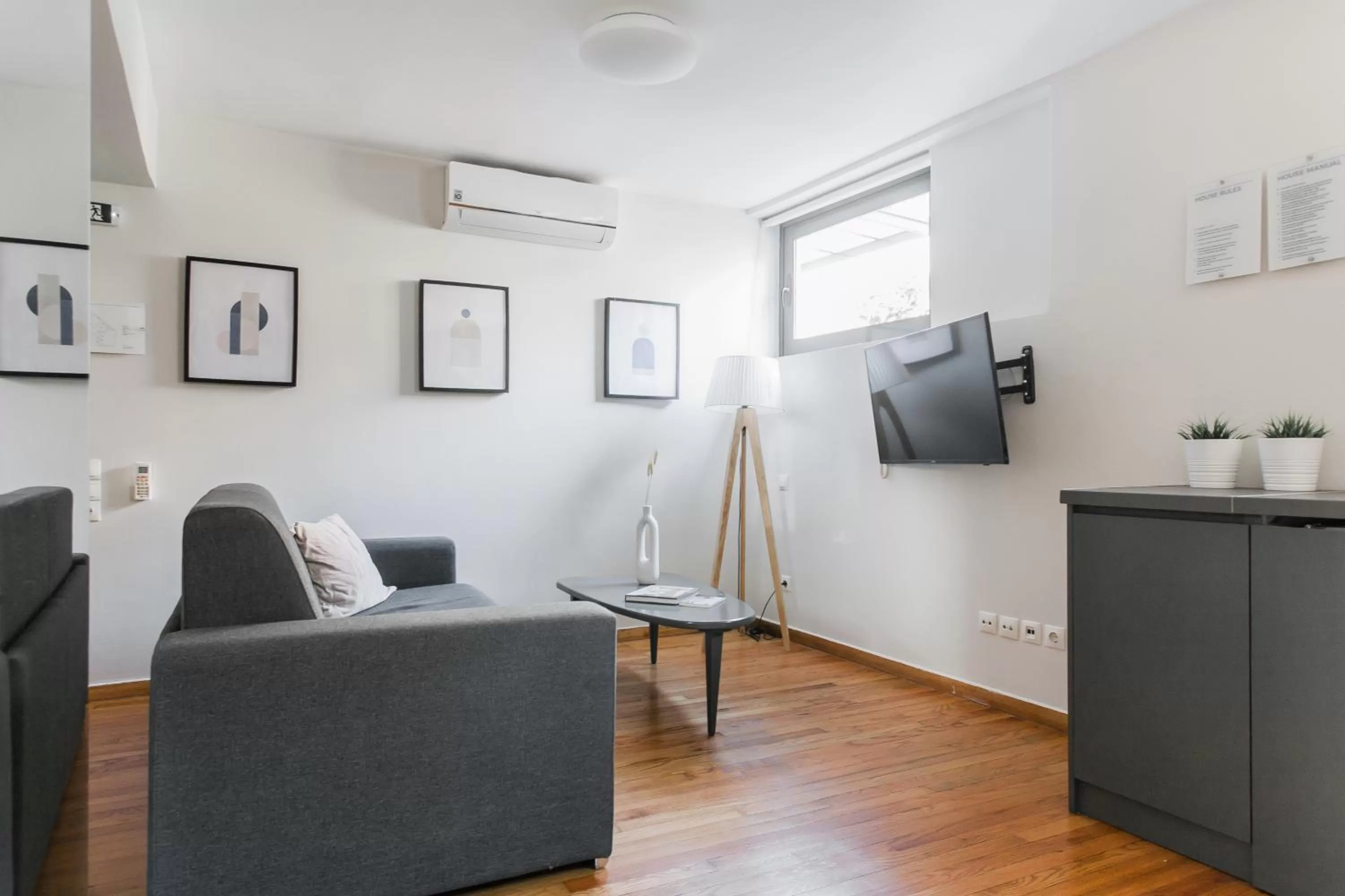 TV and multimedia, TV/Entertainment Center in ZOIA The Hill by UPSTREET