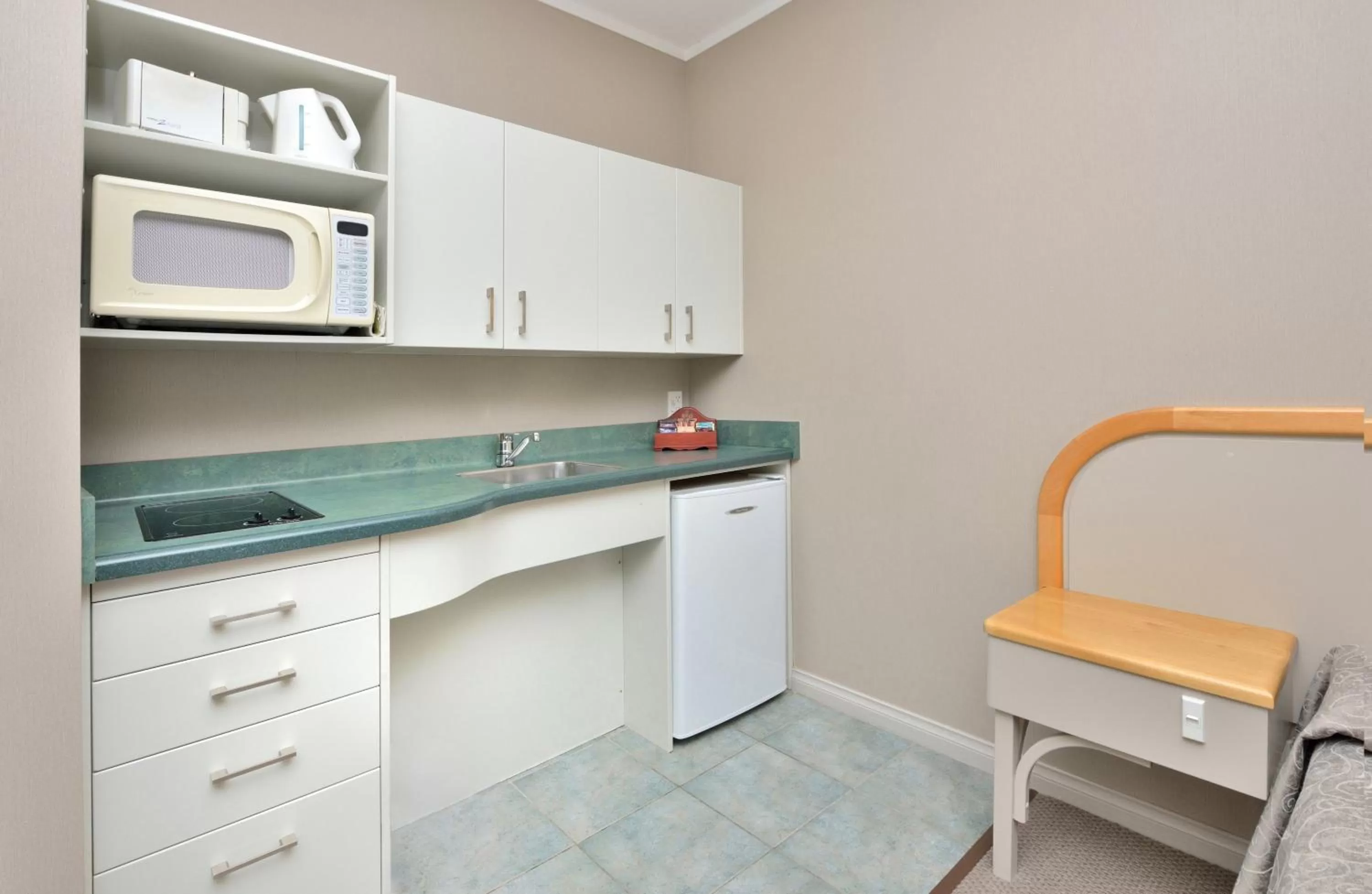 Kitchen or kitchenette in Shoreline Motel