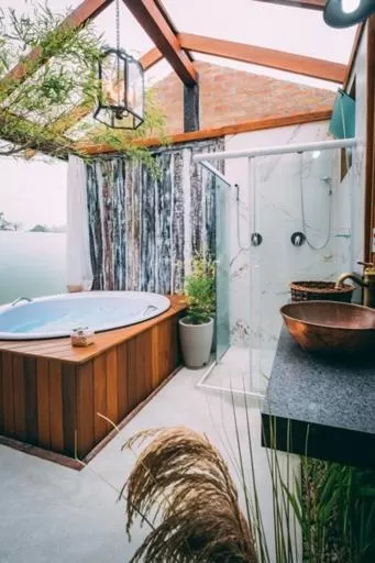 Hot Tub, Bathroom in Pousada Trem Chic