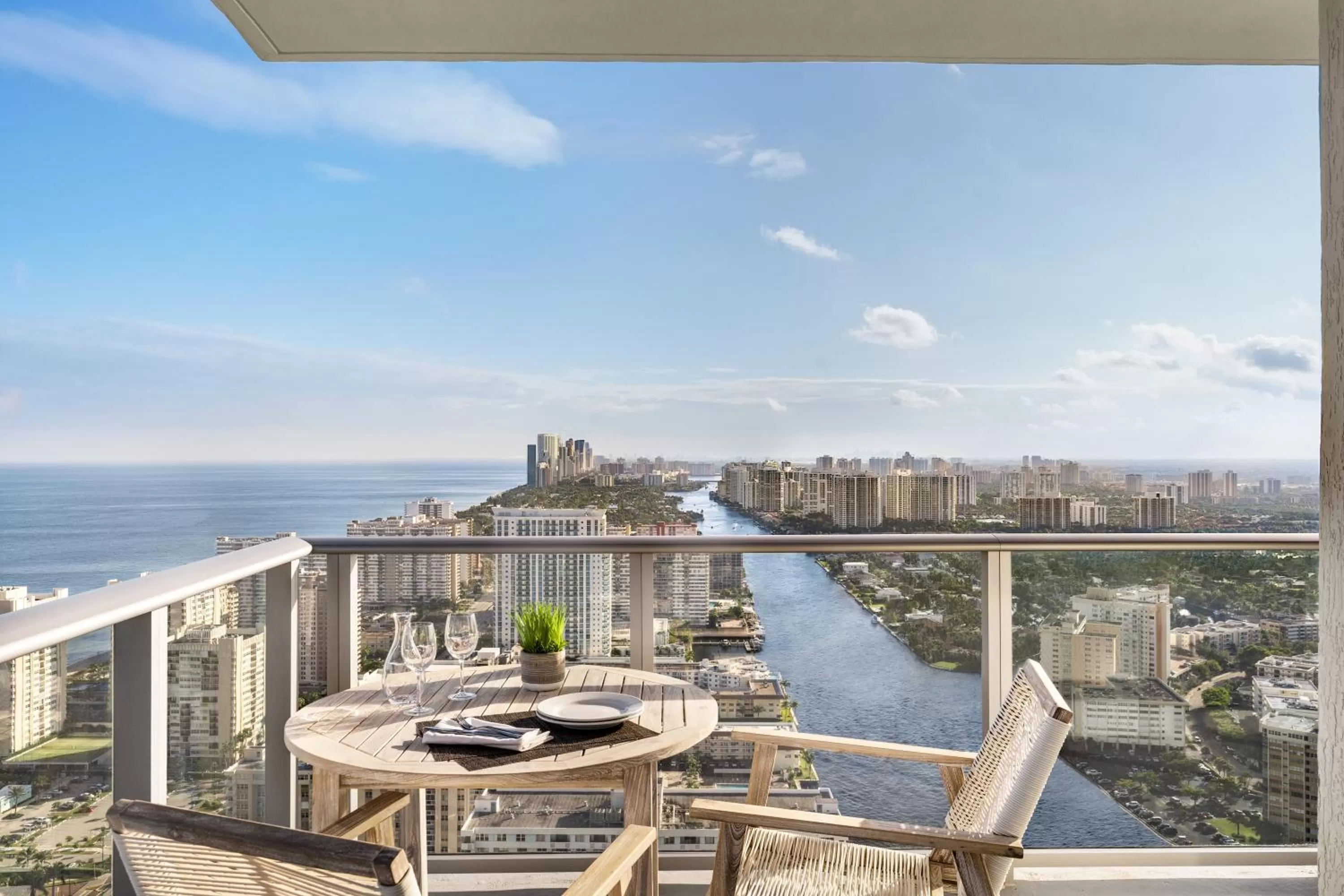  1 Bedroom Penthouse Intracoastal/City Views with Kitchen in Hyde Beach House