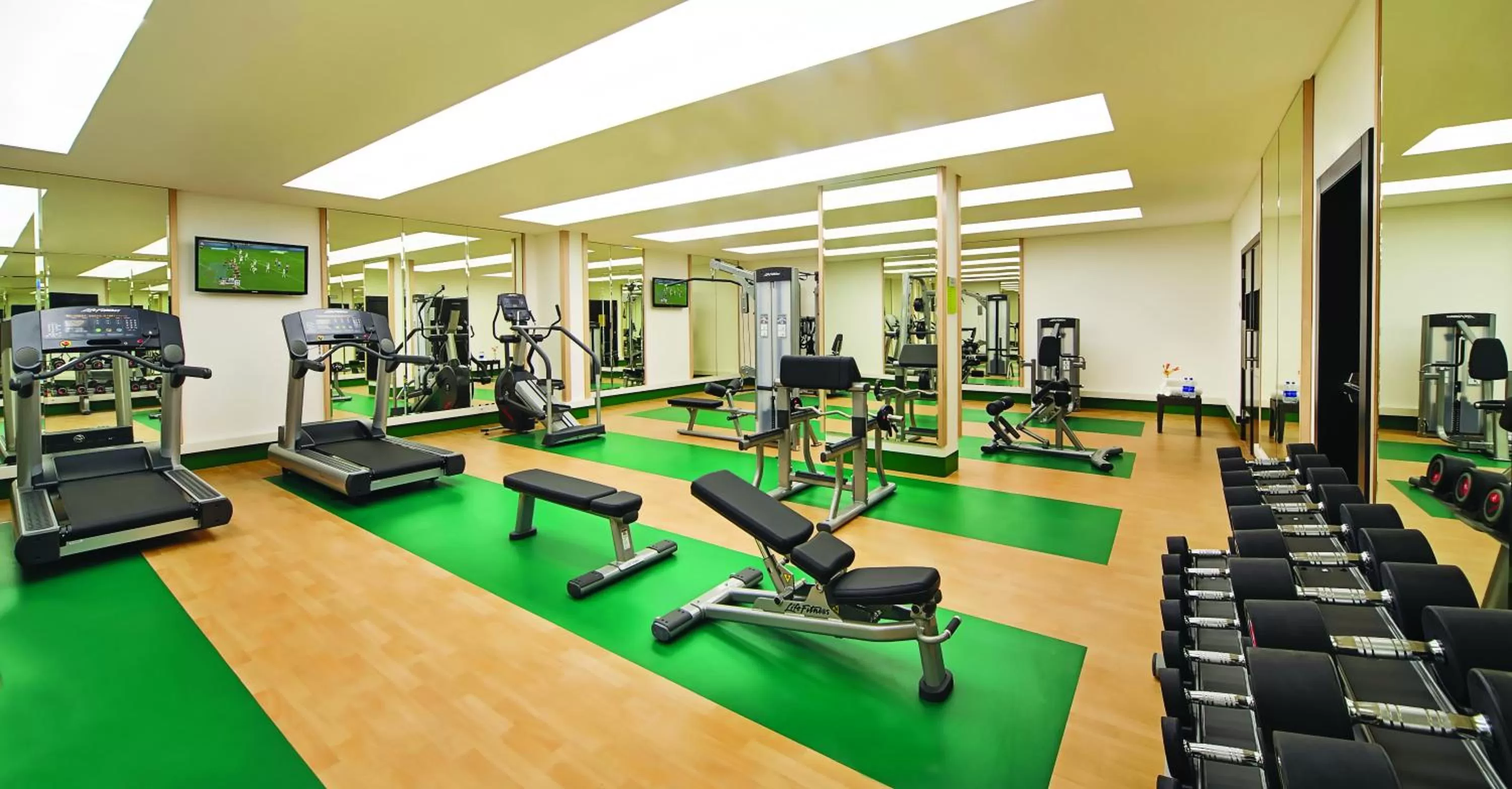 Fitness centre/facilities in Corp Amman Hotel