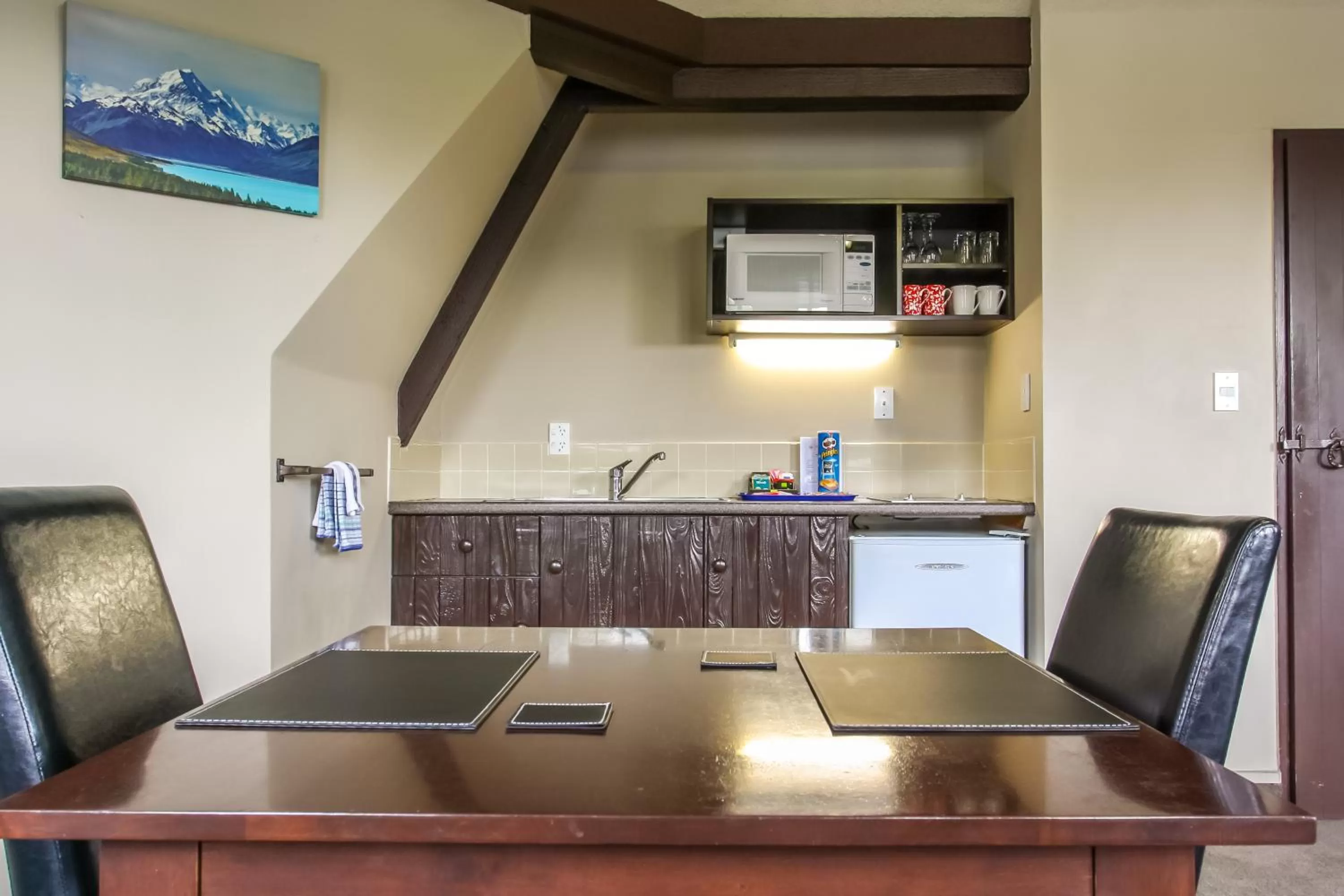Kitchen or kitchenette in Camelot Motor Lodge