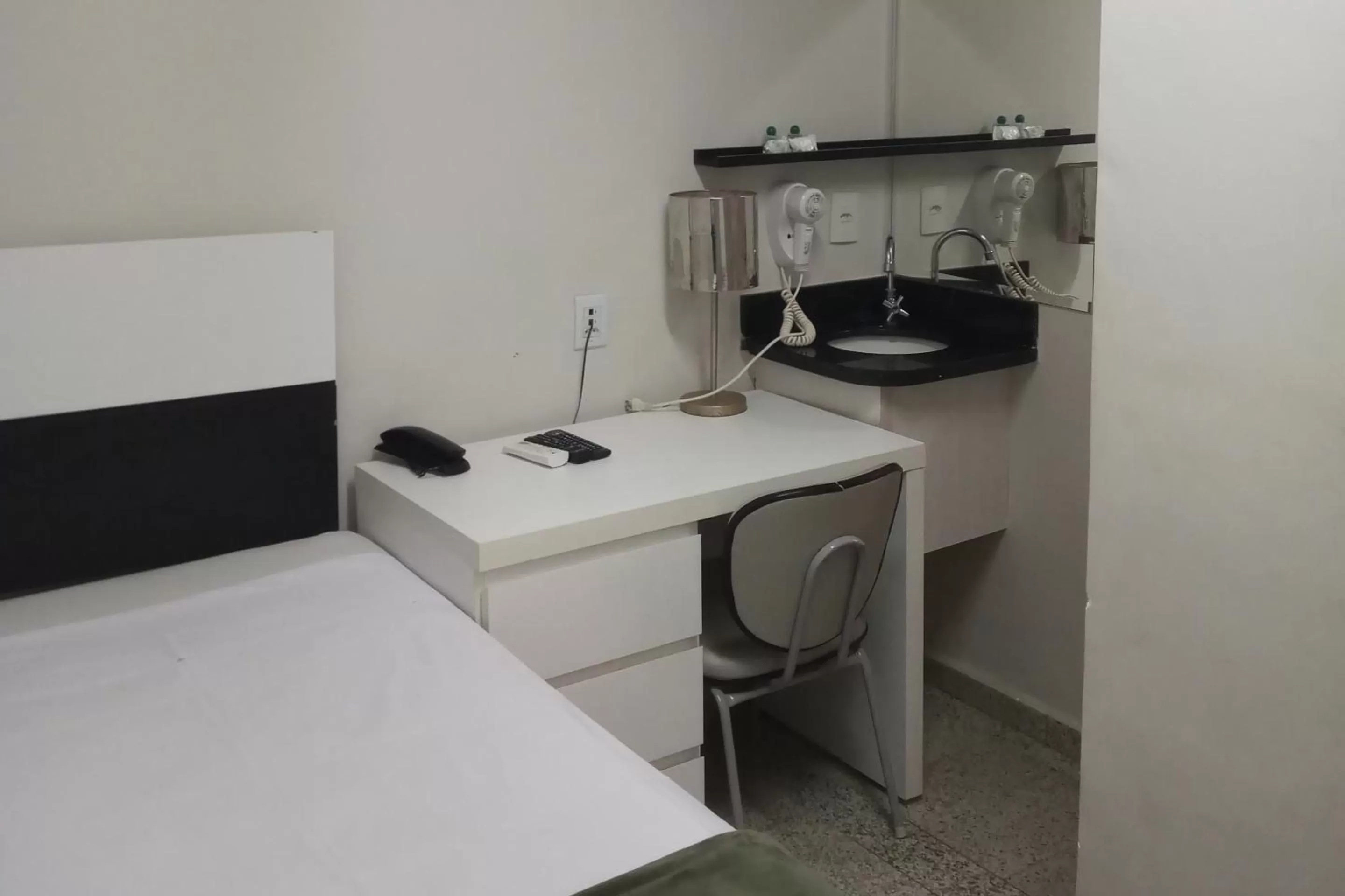 Bedroom, Kitchen/Kitchenette in Compacto Hotel Alphaville Campinas
