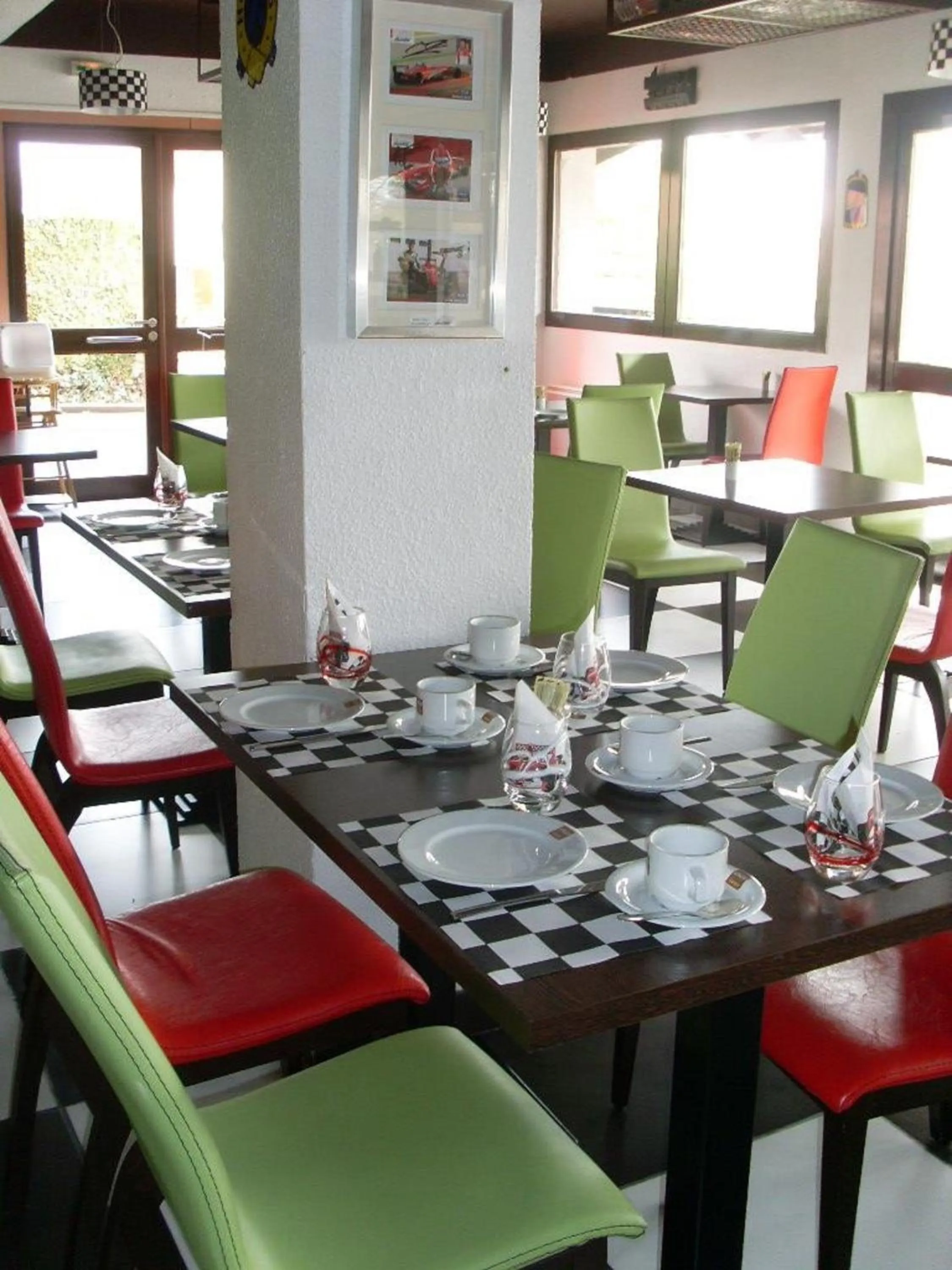 Restaurant/places to eat in Enzo Hotels Vierzon by Kyriad Direct