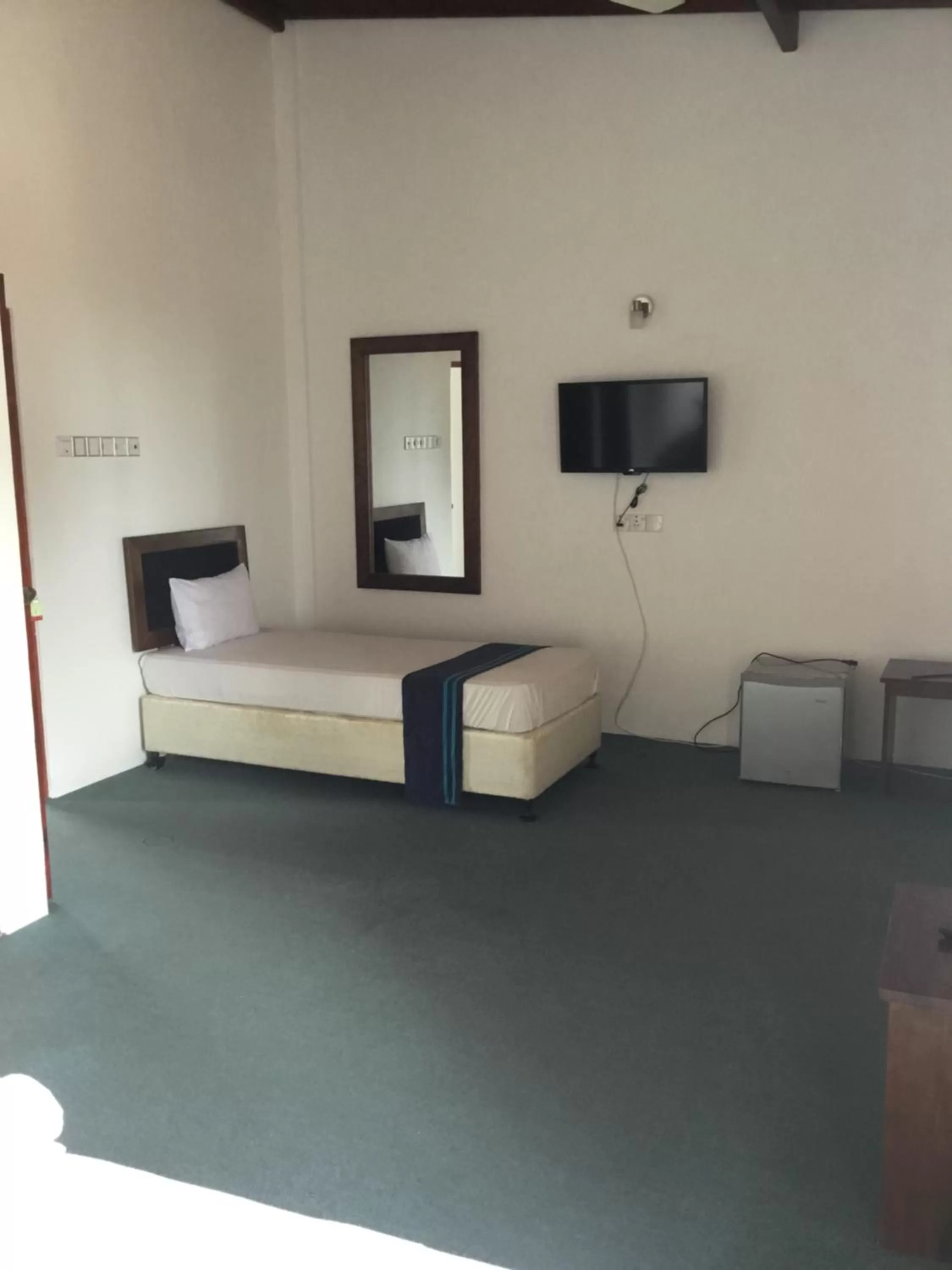 TV/Entertainment Center in West Inn Colombo