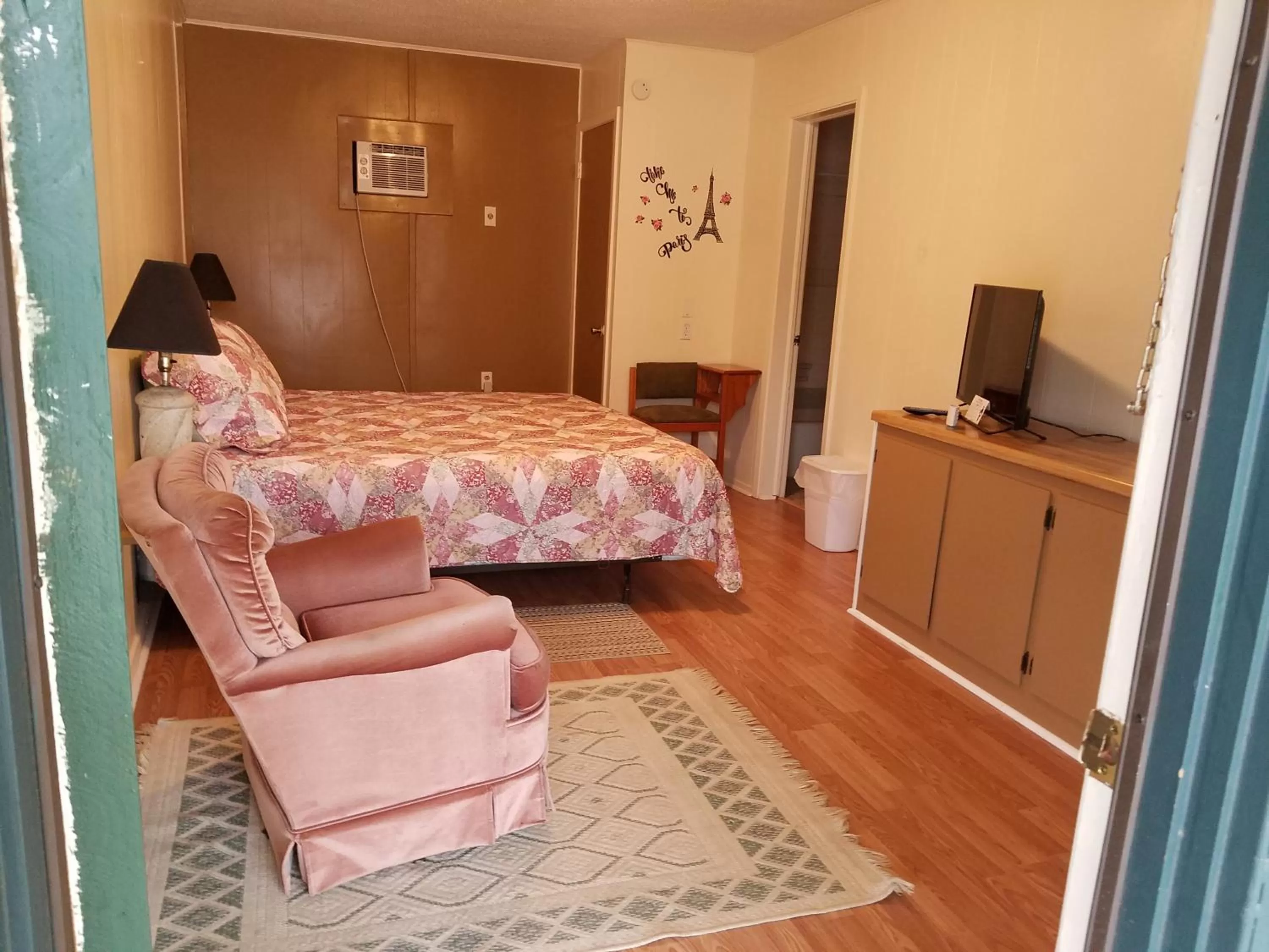 Photo of the whole room, Bed in Canton Motel