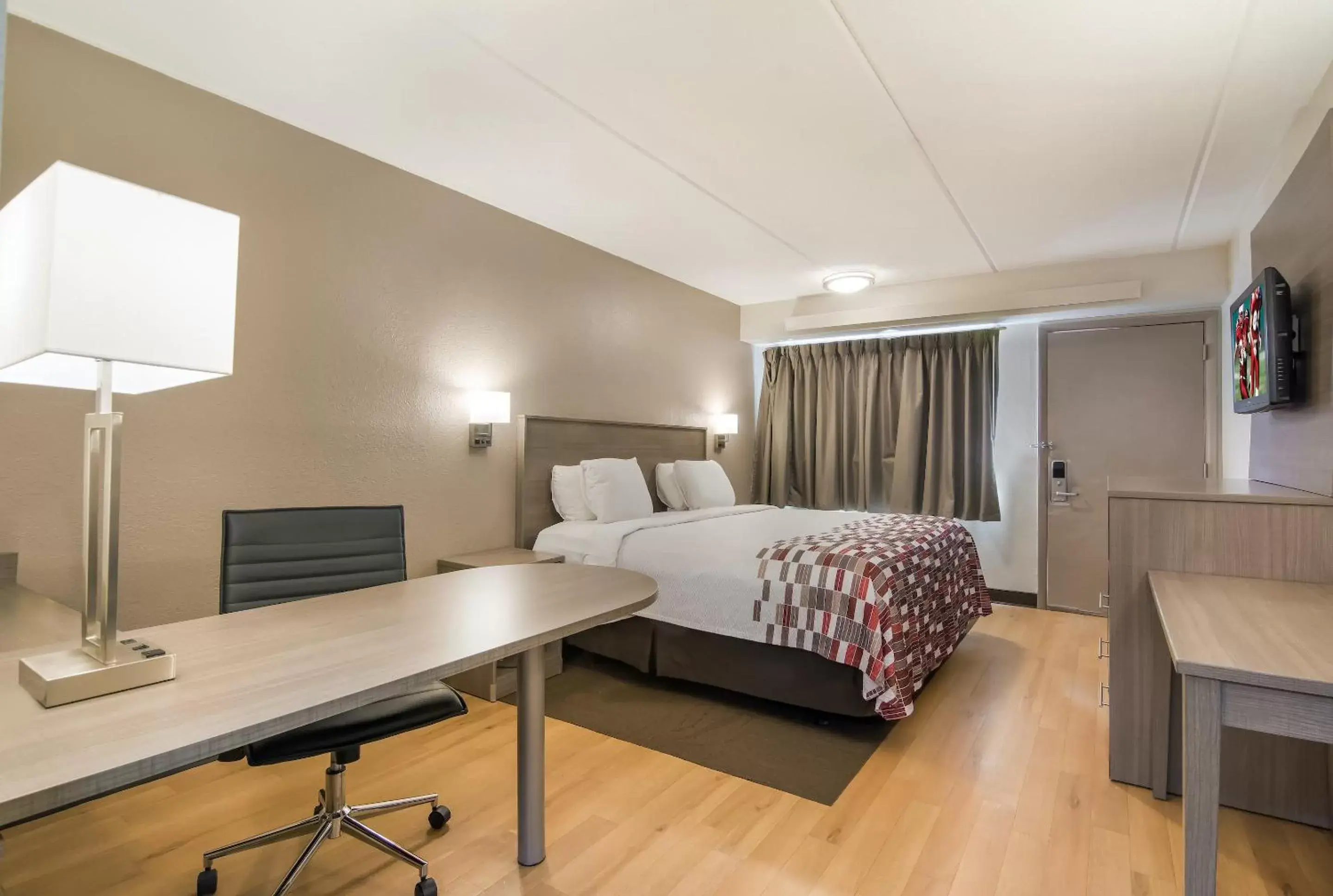 Superior King Room Smoke Free in Red Roof Inn Durham - Triangle Park Superior King Room Smoke Free in Red Roof Inn Durham - Triangle Park