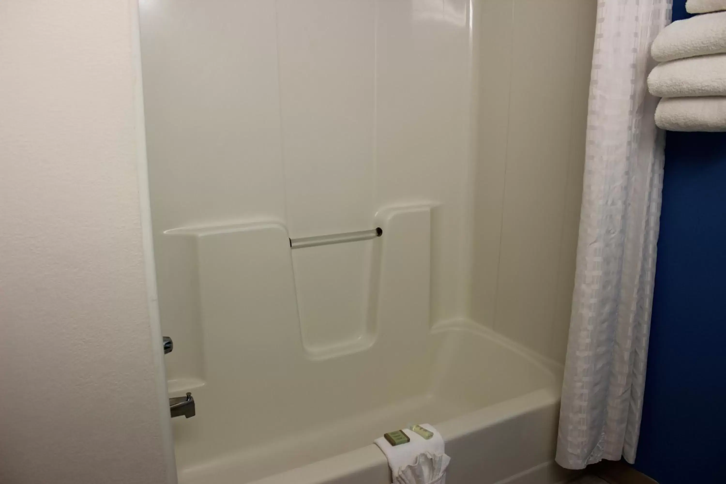 Standard King Room - Smoking in Super 8 by Wyndham Lincoln West Standard King Room - Smoking in Super 8 by Wyndham Lincoln West