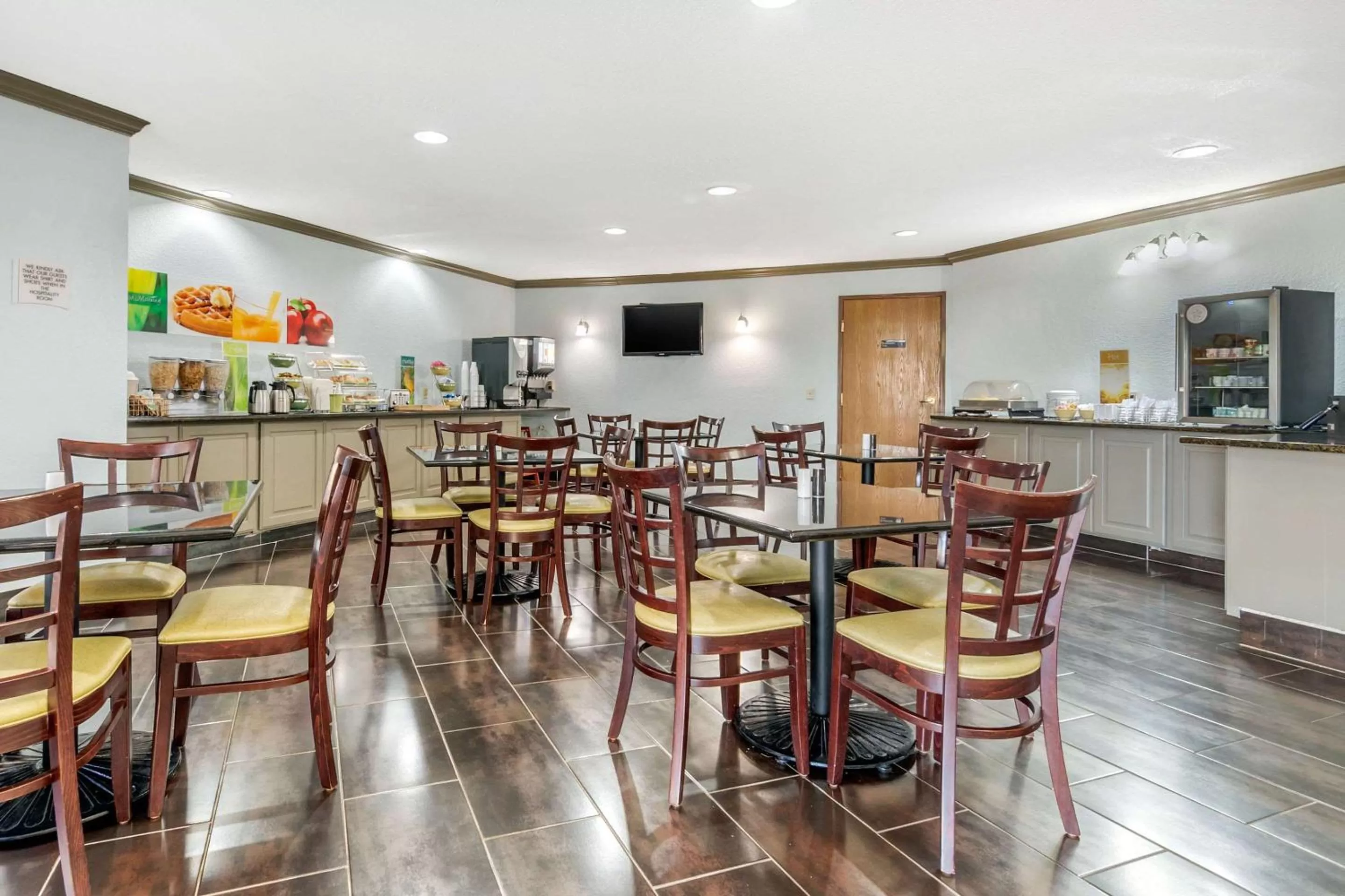 Restaurant/places to eat in Quality Suites Kansas City International Airport