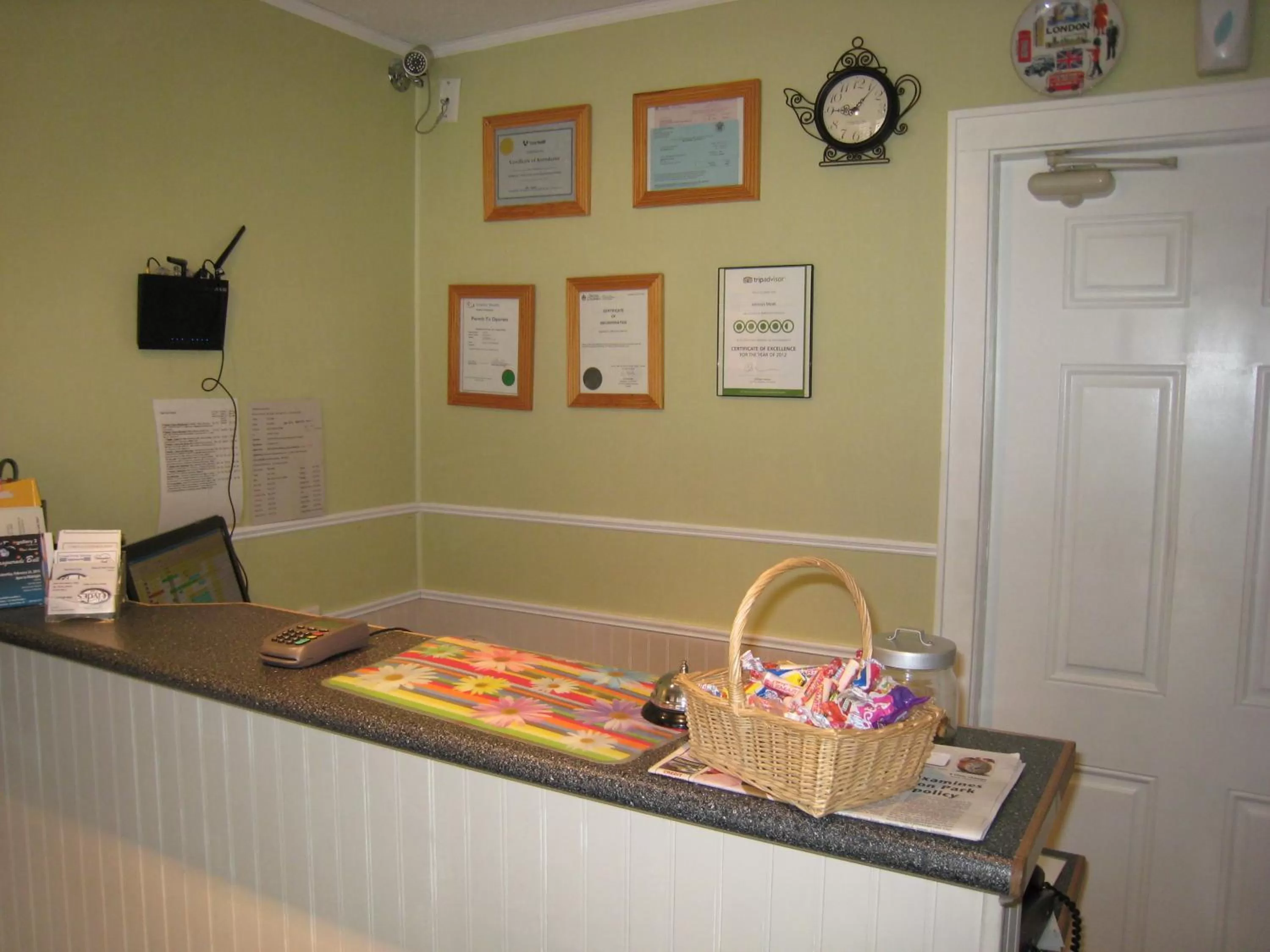 Lobby or reception, Kitchen/Kitchenette in Johnny's Motel