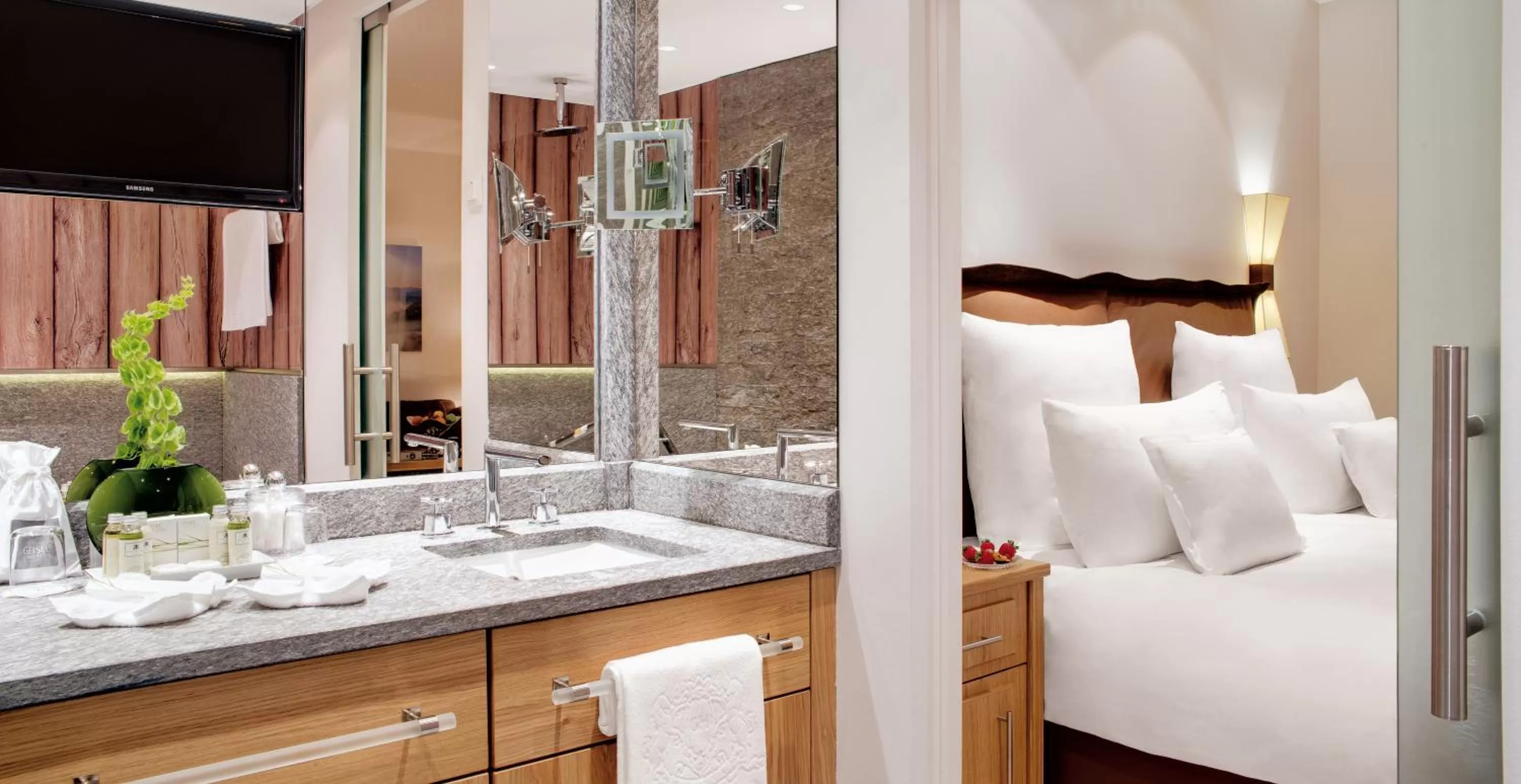 Bathroom, Bed in Excelsior by Geisel
