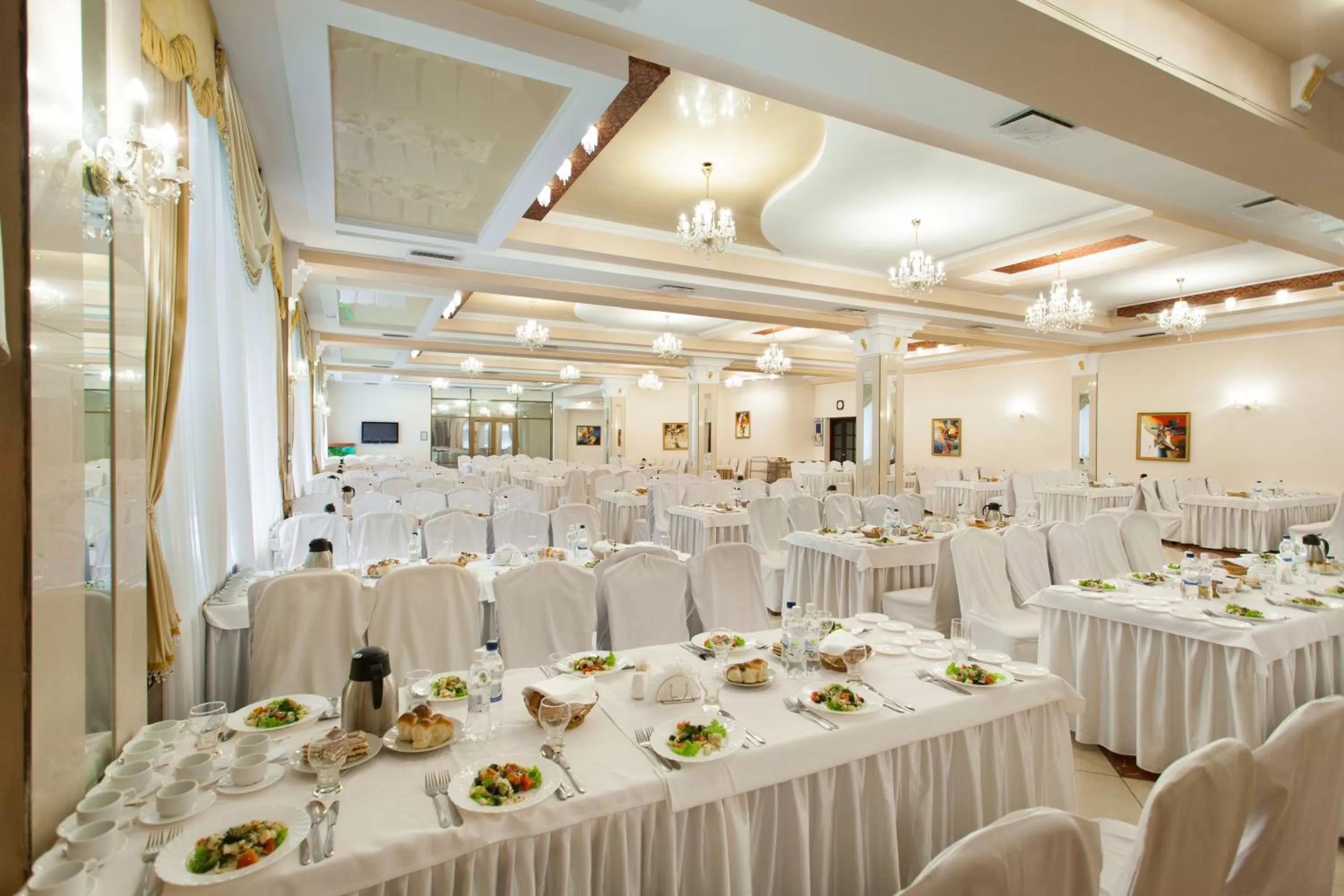 Restaurant/places to eat, Banquet Facilities in Conference Hotel Suputnyk