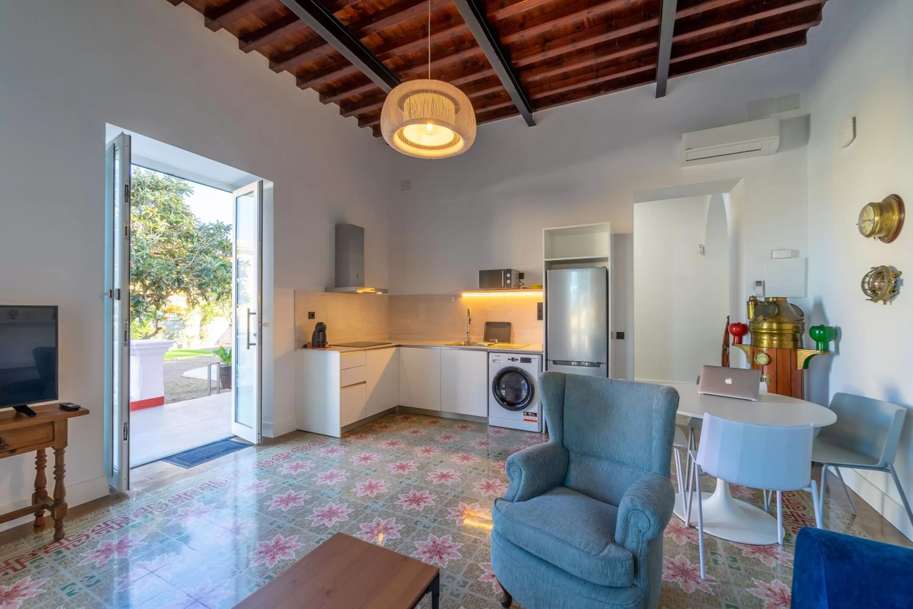 Kitchen or kitchenette, Seating Area in Albor Suites