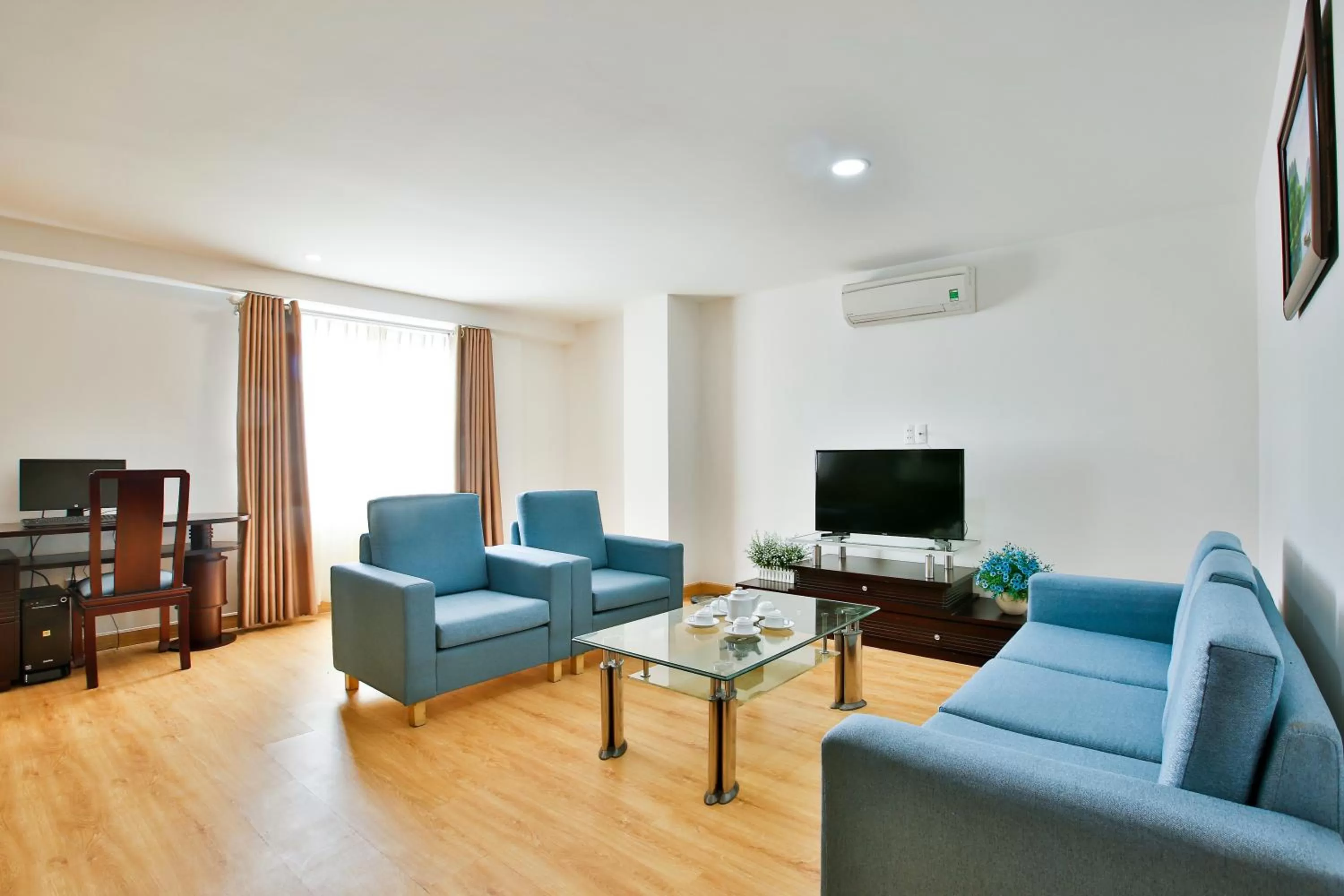 Seating area in ALUNA Ben Thanh Hotel