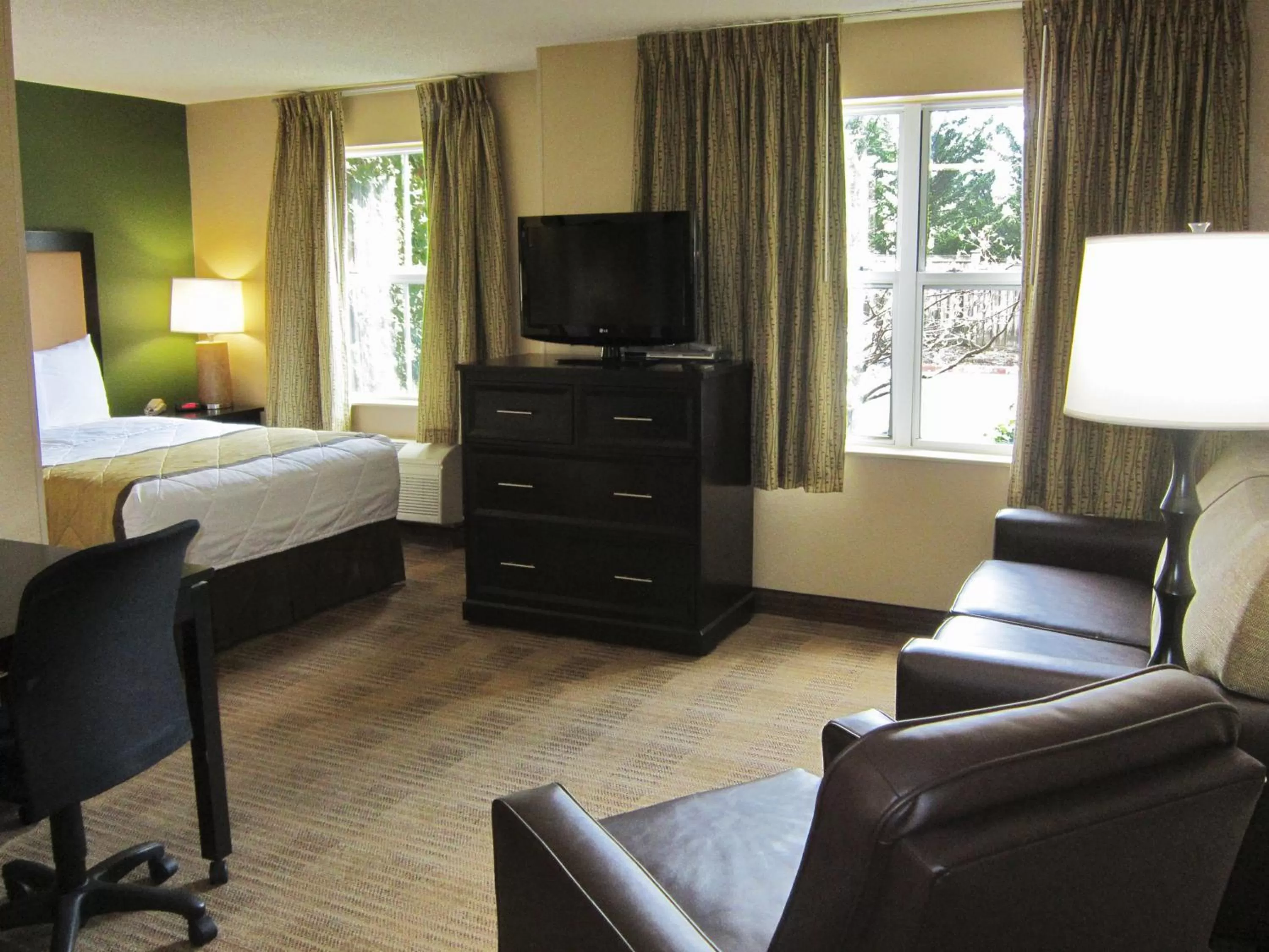 Bed in Extended Stay America Suites - Orlando - Maitland - 1776 Pembrook Dr