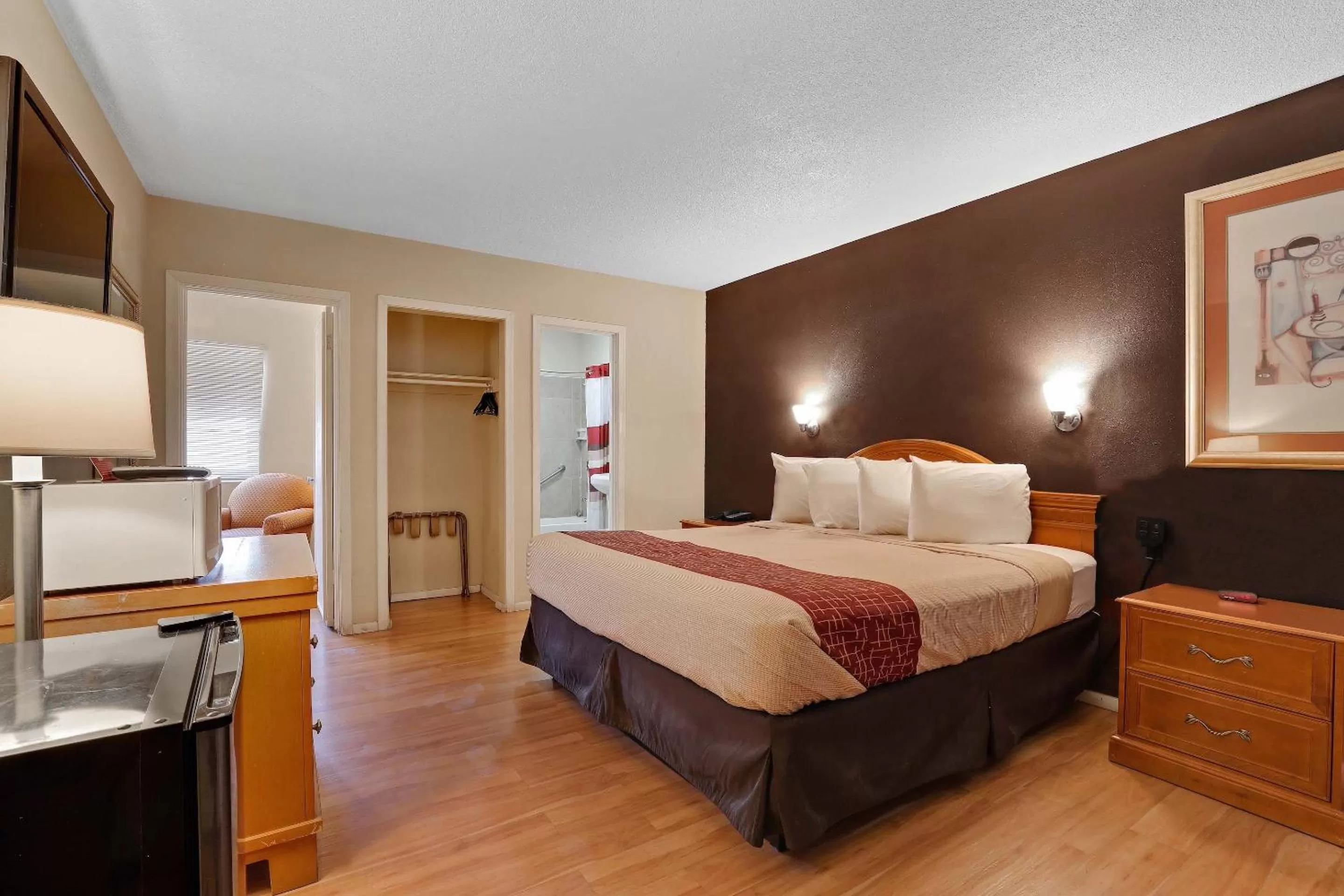 Bedroom, Bed in Red Roof Inn Needles