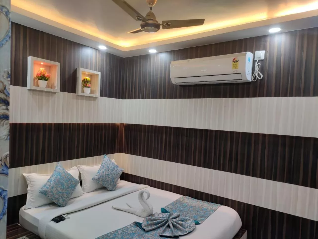 Bed in HOTEL CENTRAL SQUARE "A Couple Friendly Hotel"