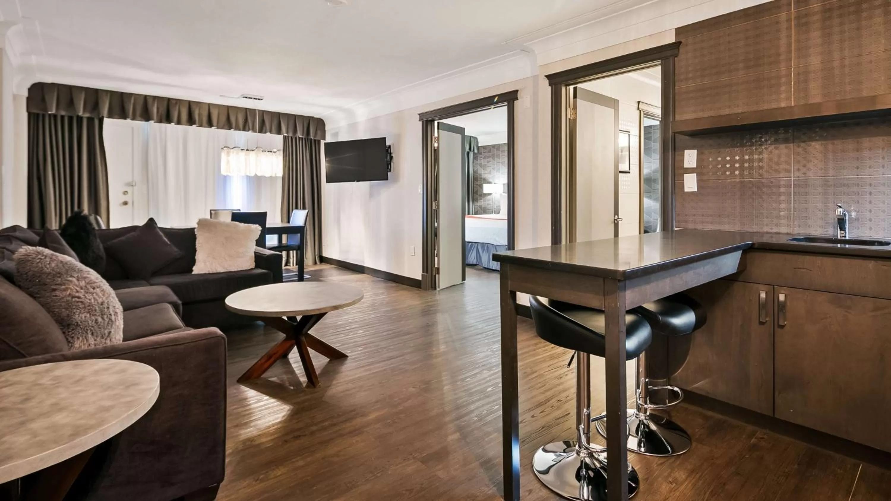 King Suite - Non-Smoking in Best Western Plus Village Park Inn