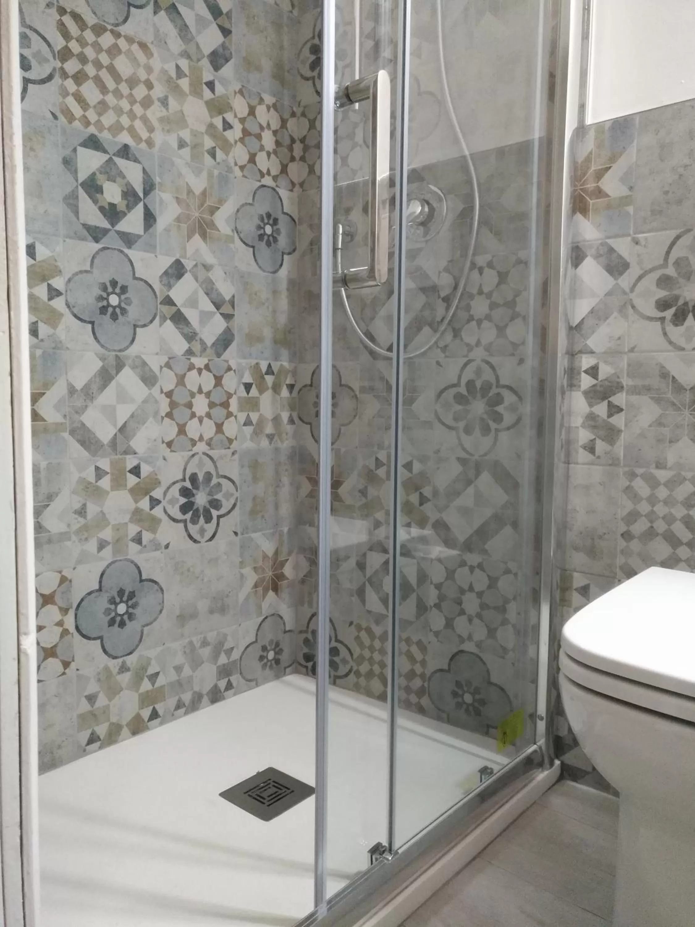 Shower in Cicerone Guest House