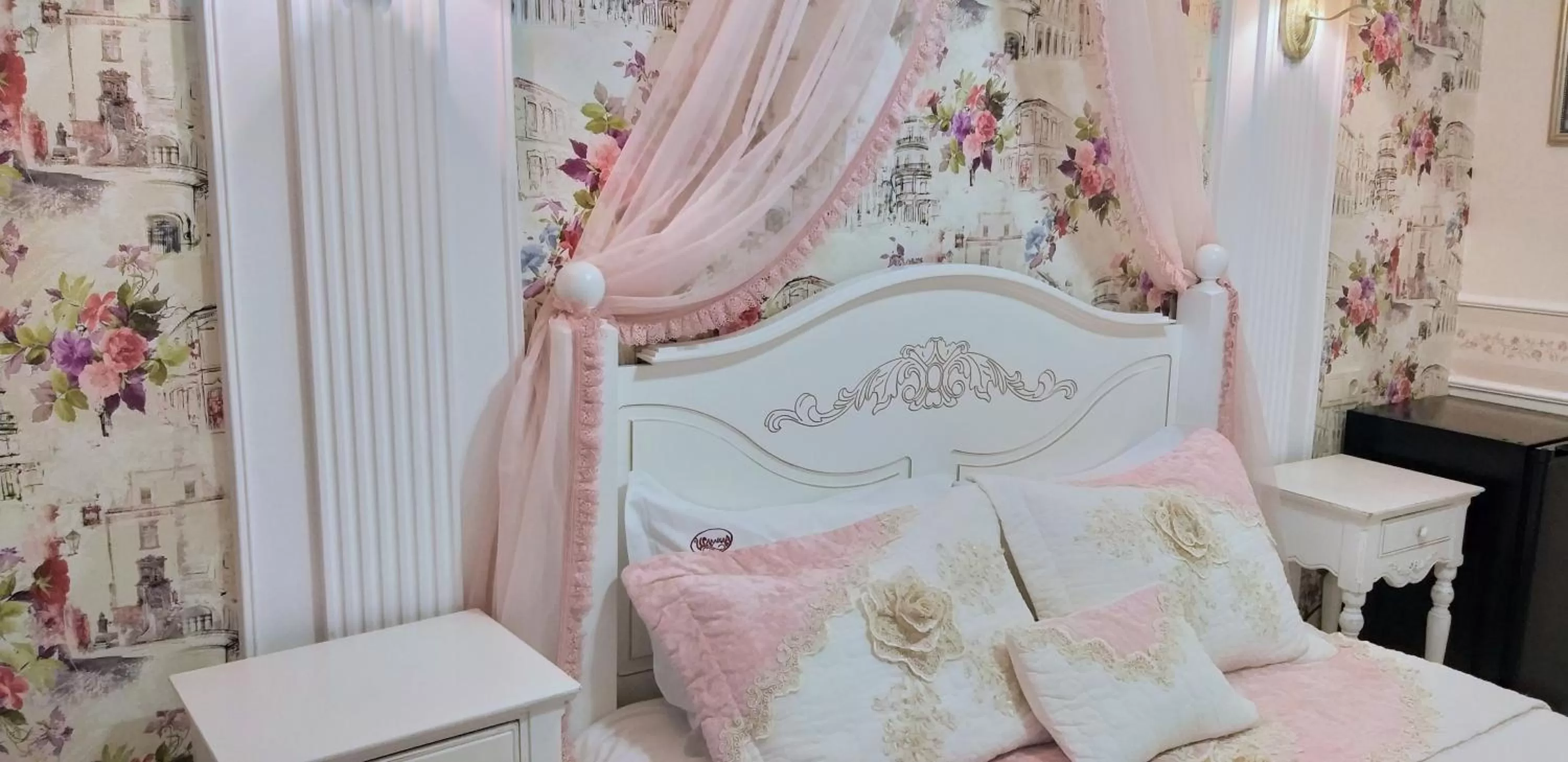 Photo of the whole room in Shalanda