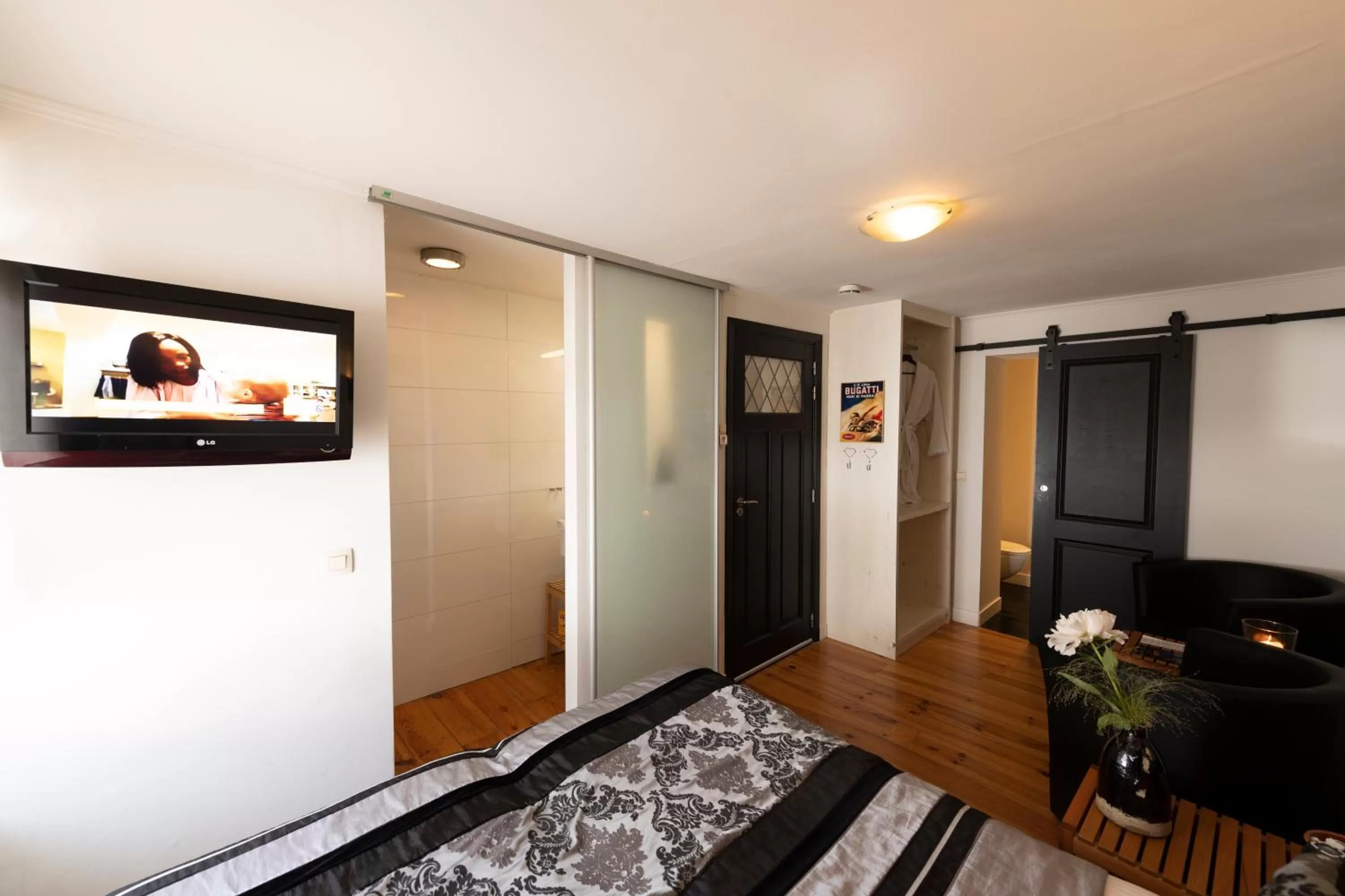 Photo of the whole room, TV/Entertainment Center in B&B Montenakerhof